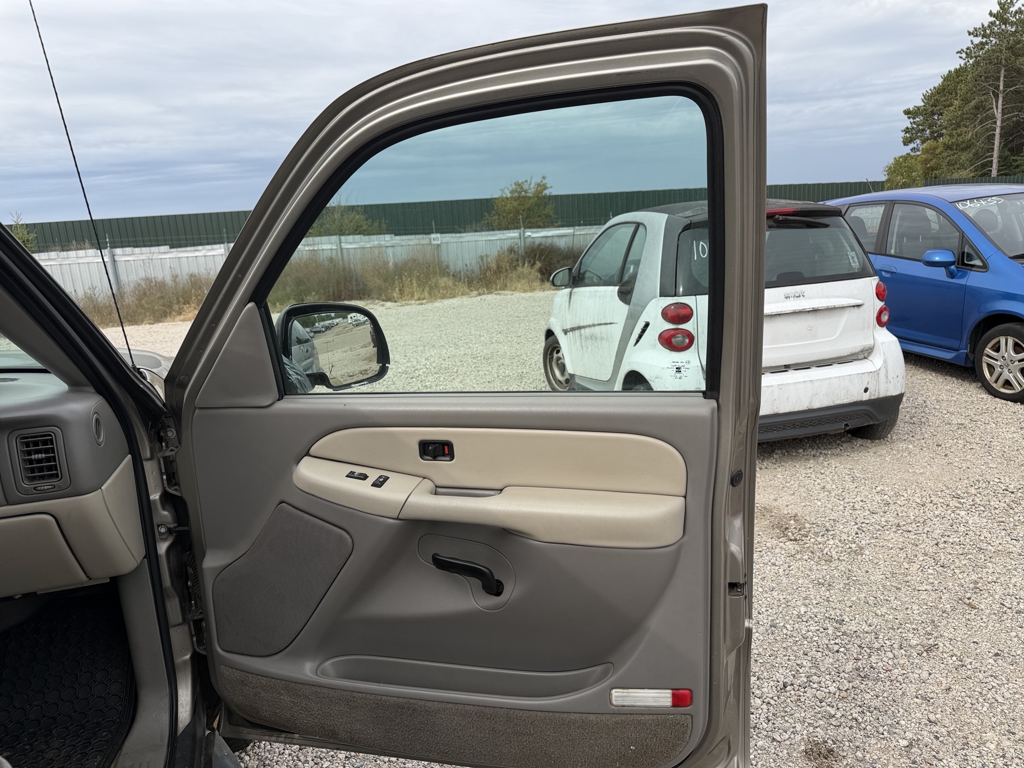 2002 gmc yukon-xl 1500-4wd with 148627 miles for sale near elk-river, minnesota 106511_32_passenger_door_panel.jpg