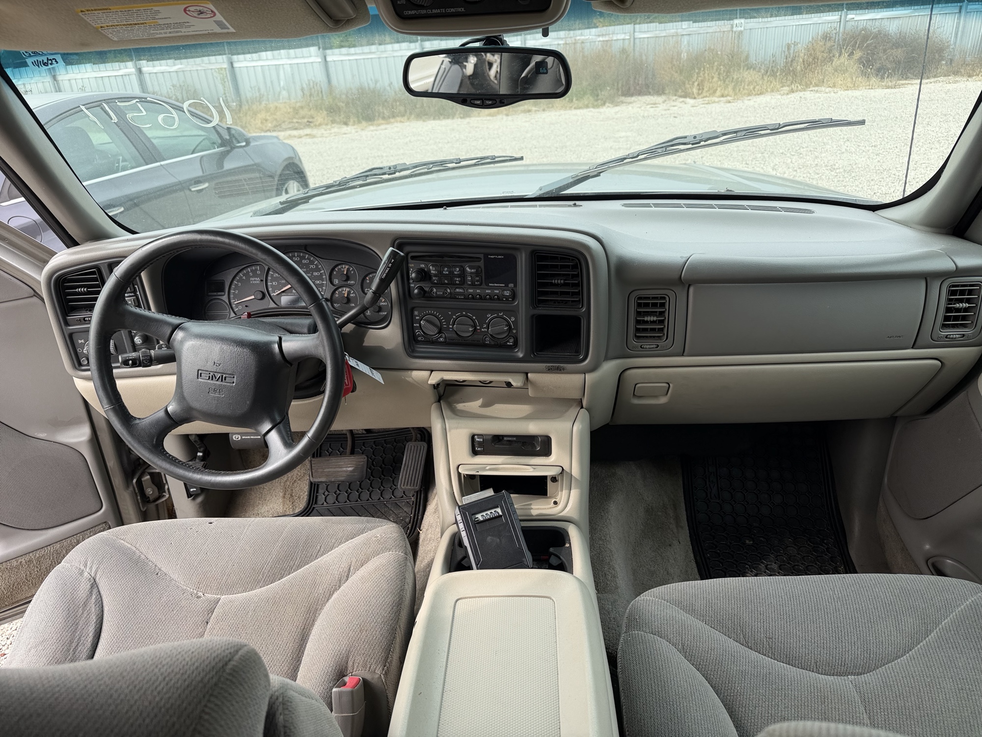 2002 gmc yukon-xl 1500-4wd with 148627 miles for sale near elk-river, minnesota 106511_34_whole_dash.jpg