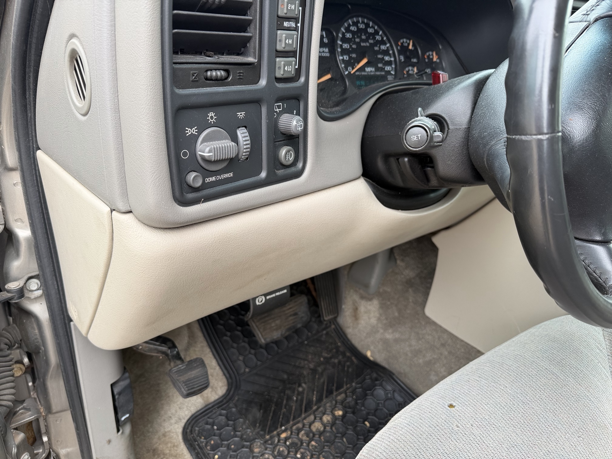 2002 gmc yukon-xl 1500-4wd with 148627 miles for sale near elk-river, minnesota 106511_37_left_of_steering_wheel.jpg