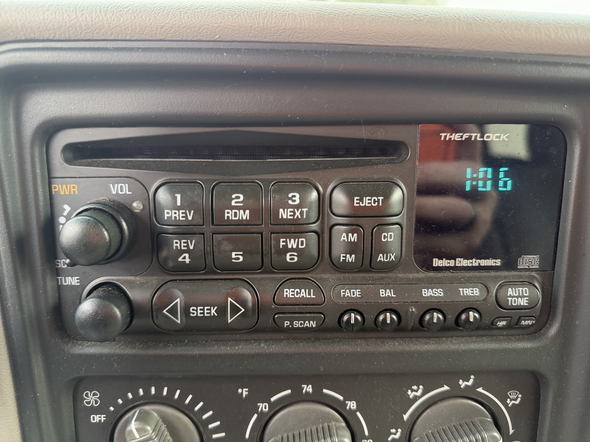 2002 gmc yukon-xl 1500-4wd with 148627 miles for sale near elk-river, minnesota 106511_39_radio_closeup.jpg