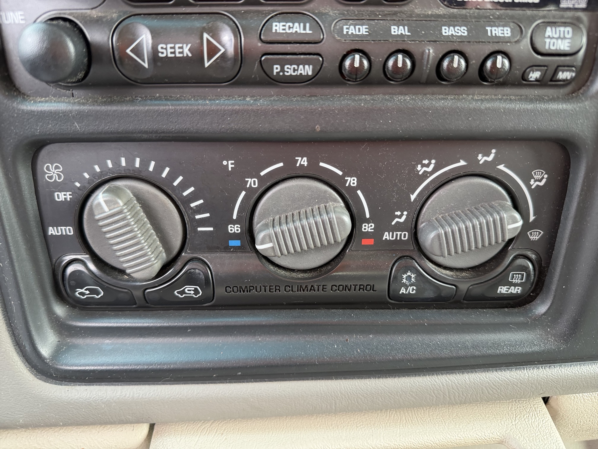 2002 gmc yukon-xl 1500-4wd with 148627 miles for sale near elk-river, minnesota 106511_40_climate_control.jpg