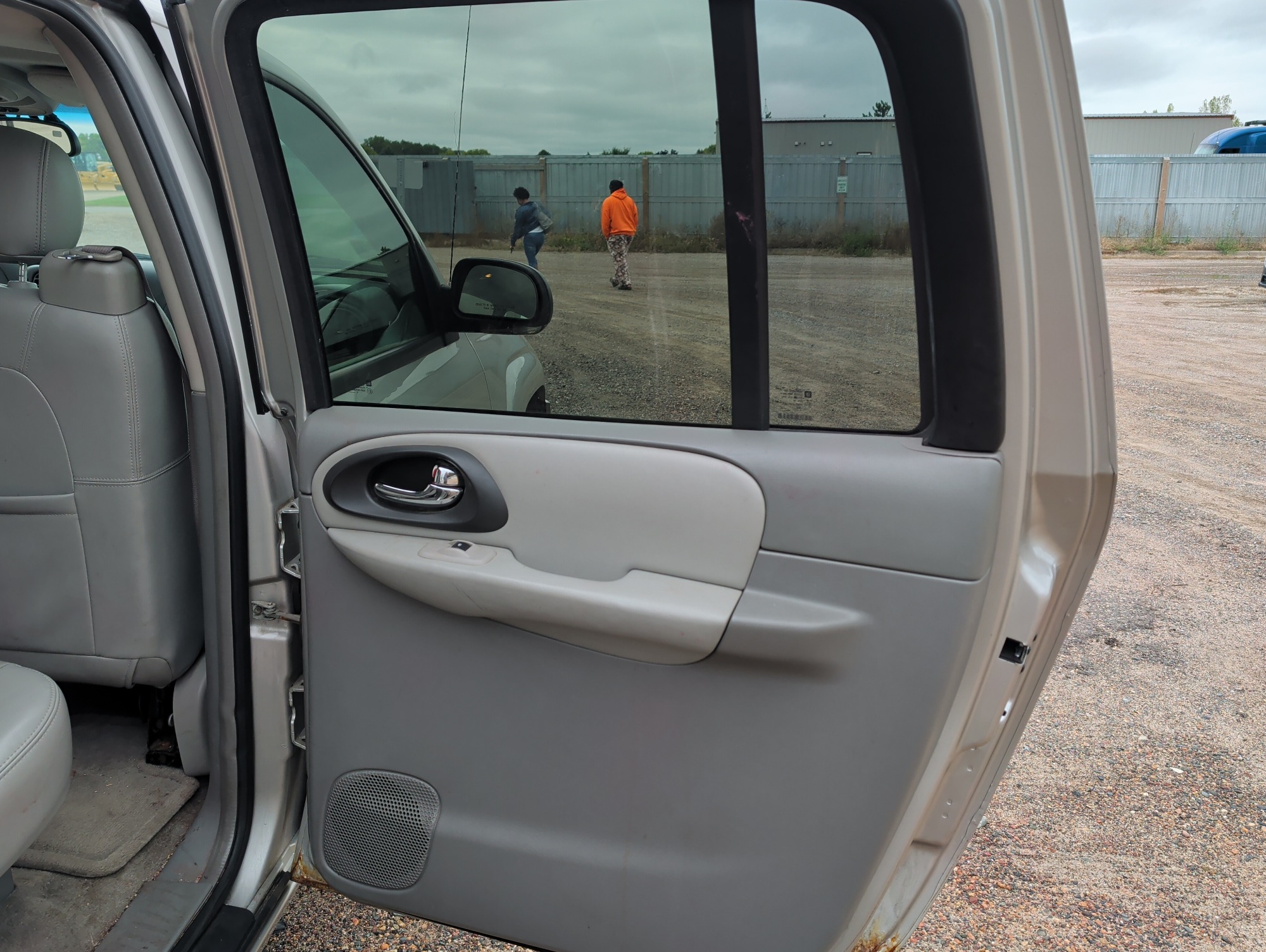 2006 chevrolet trailblazer ext-ls-4wd with 181247 miles for sale near elk-river, minnesota 106513_30_pass_rear_door_panel.jpg