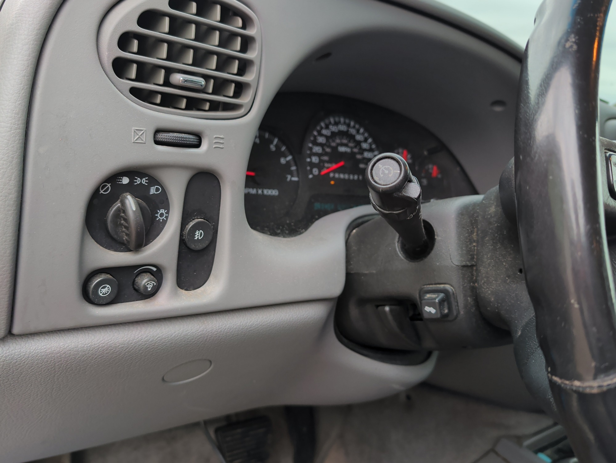 2006 chevrolet trailblazer ext-ls-4wd with 181247 miles for sale near elk-river, minnesota 106513_37_left_of_steering_wheel.jpg