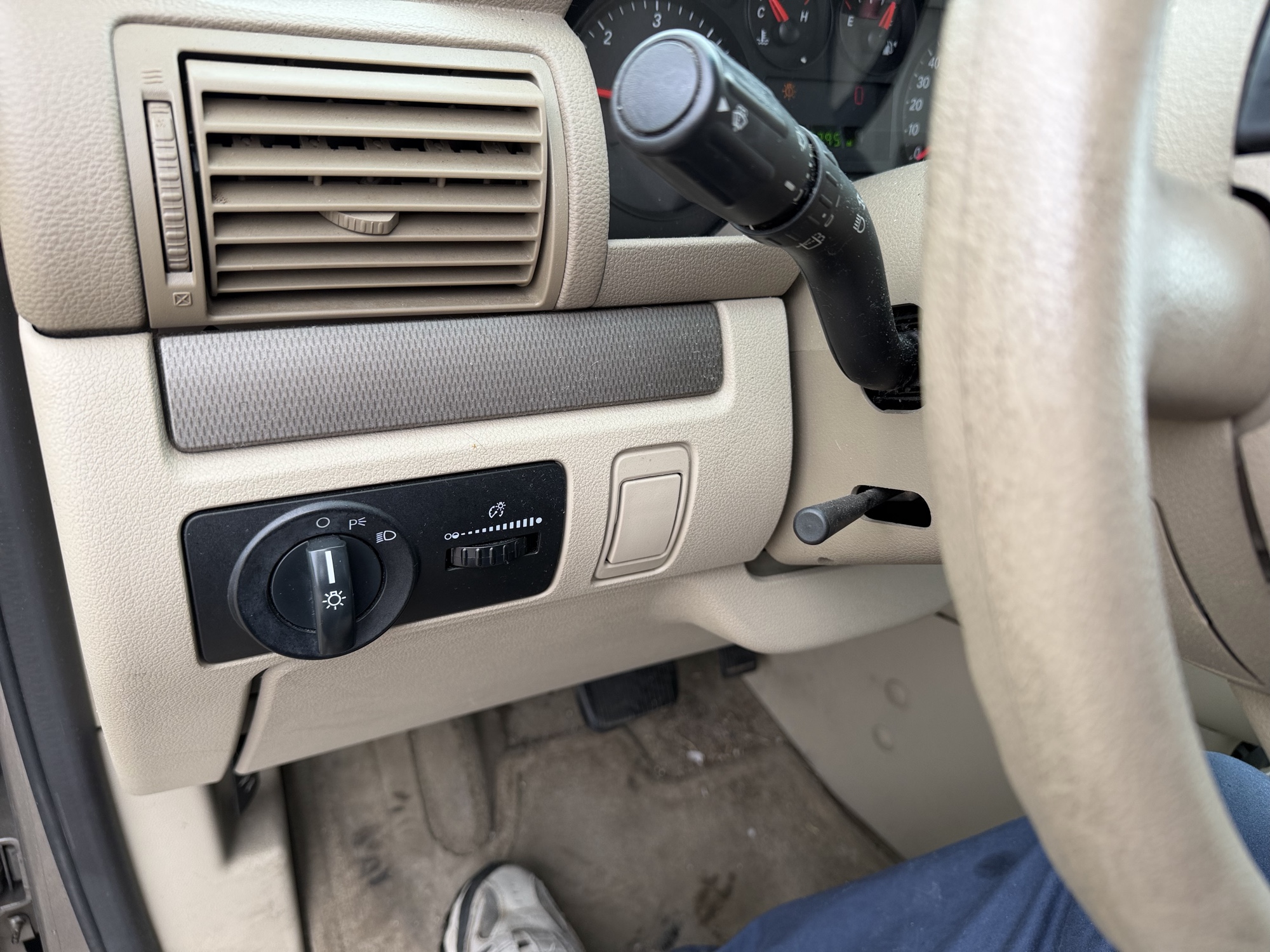 2004 ford freestar lx-sport with 163395 miles for sale near elk-river, minnesota 106532_37_left_of_steering_wheel.jpg