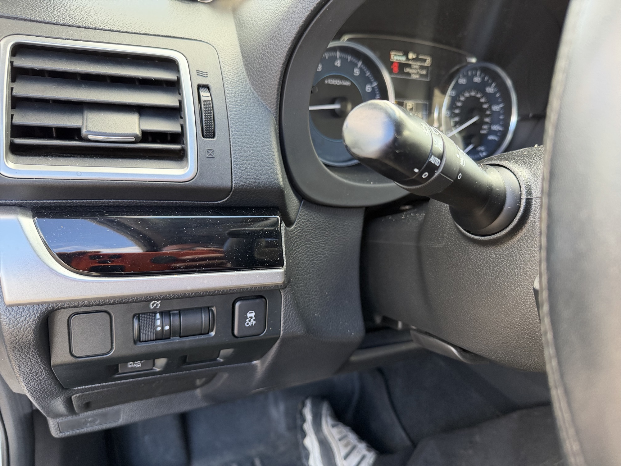2016 subaru crosstrek 2.0i-limited-pzev-cvt with 119812 miles for sale near elk-river, minnesota 106535_37_left_of_steering_wheel.jpg
