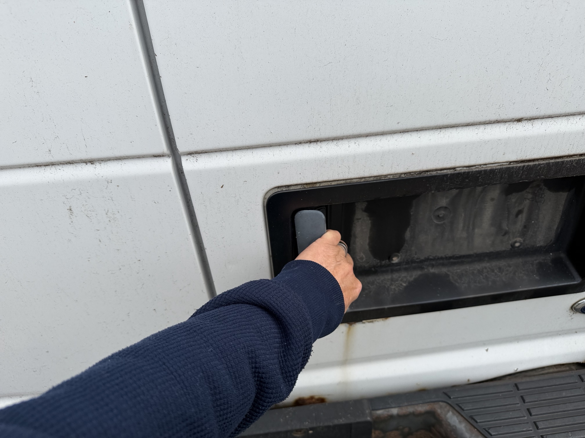1999 ford econoline e350-super-duty with 203236 miles for sale near elk-river, minnesota 106537_25_drv_rear_door_panel.jpg