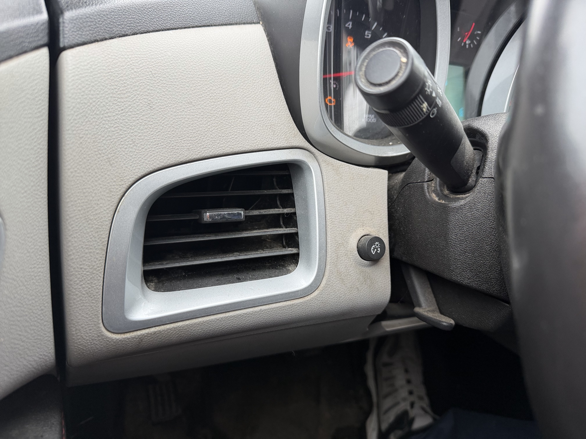 2010 chevrolet equinox lt1-fwd with 253822 miles for sale near elk-river, minnesota 106544_37_left_of_steering_wheel.jpg