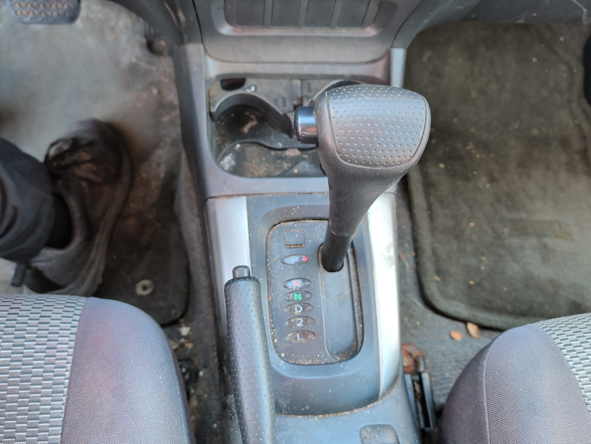 2005 toyota rav4 2wd with 173910 miles for sale near elk-river, minnesota 106547_41_shifter.jpg