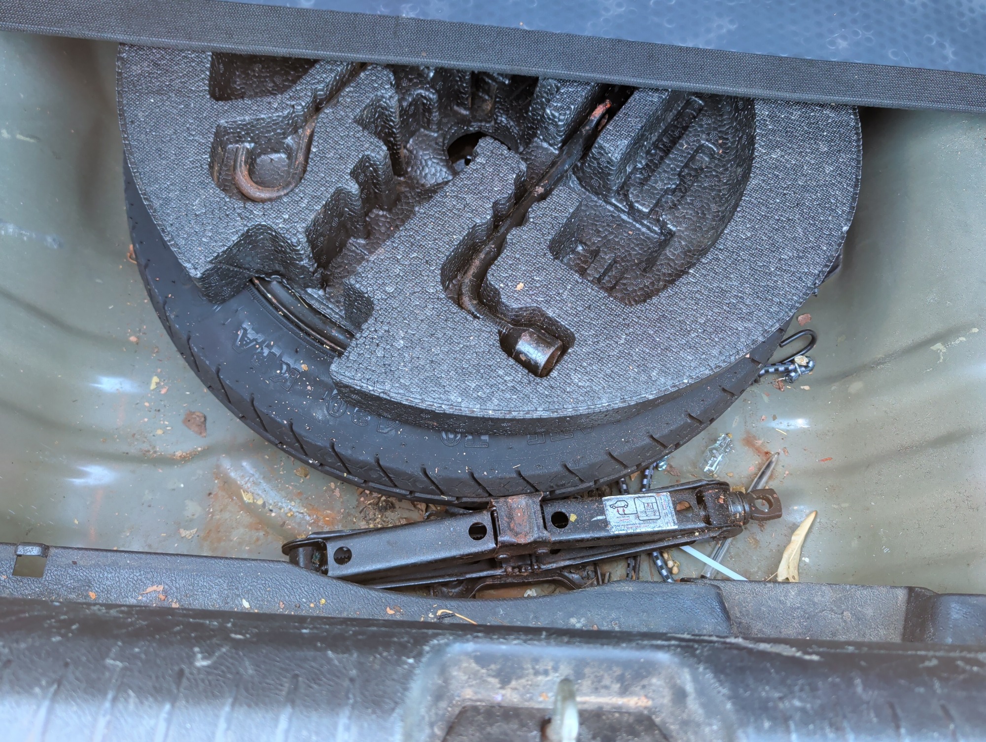 2006 honda civic ex-sedan-at with 168786 miles for sale near elk-river, minnesota 106550_27_spare_tire.jpg