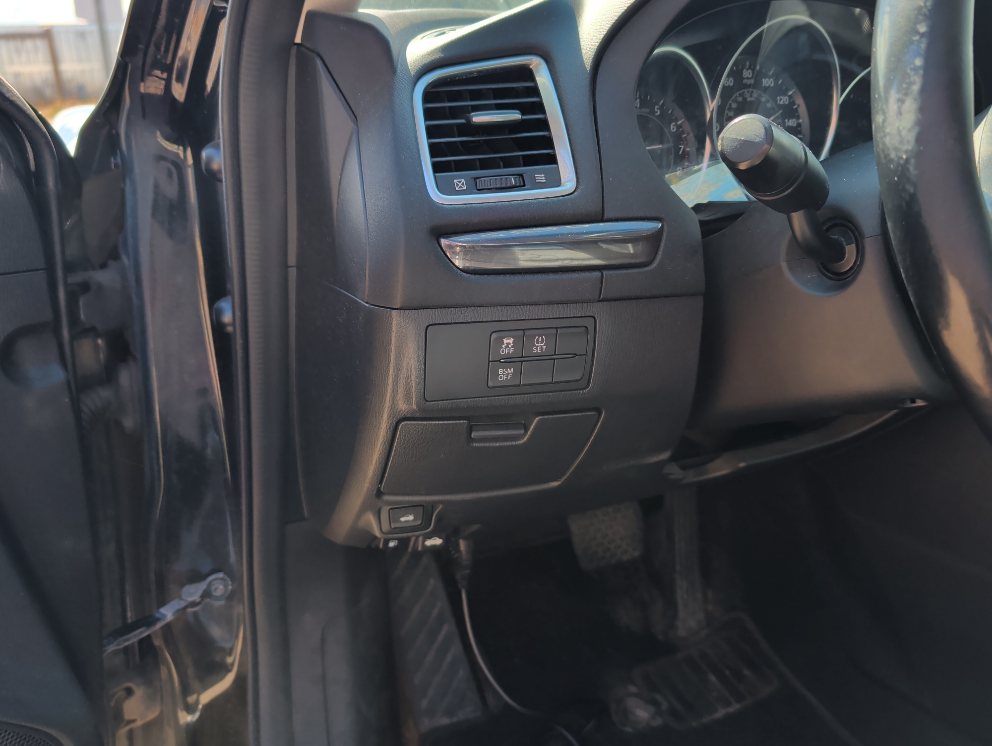 2014 mazda mazda6 i-touring-plus with 301023 miles for sale near elk-river, minnesota 106552_37_left_of_steering_wheel.jpg