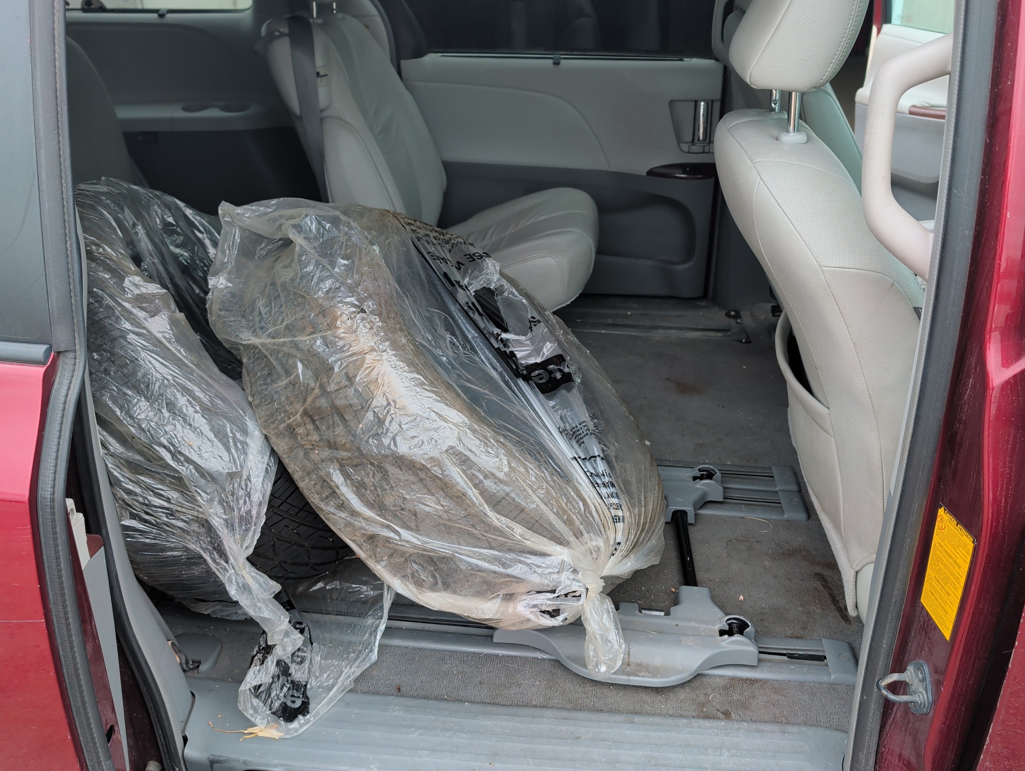2011 toyota sienna limited-7-pass-v6 with 217246 miles for sale near elk-river, minnesota 106553_28_pass_rear_seat.jpg