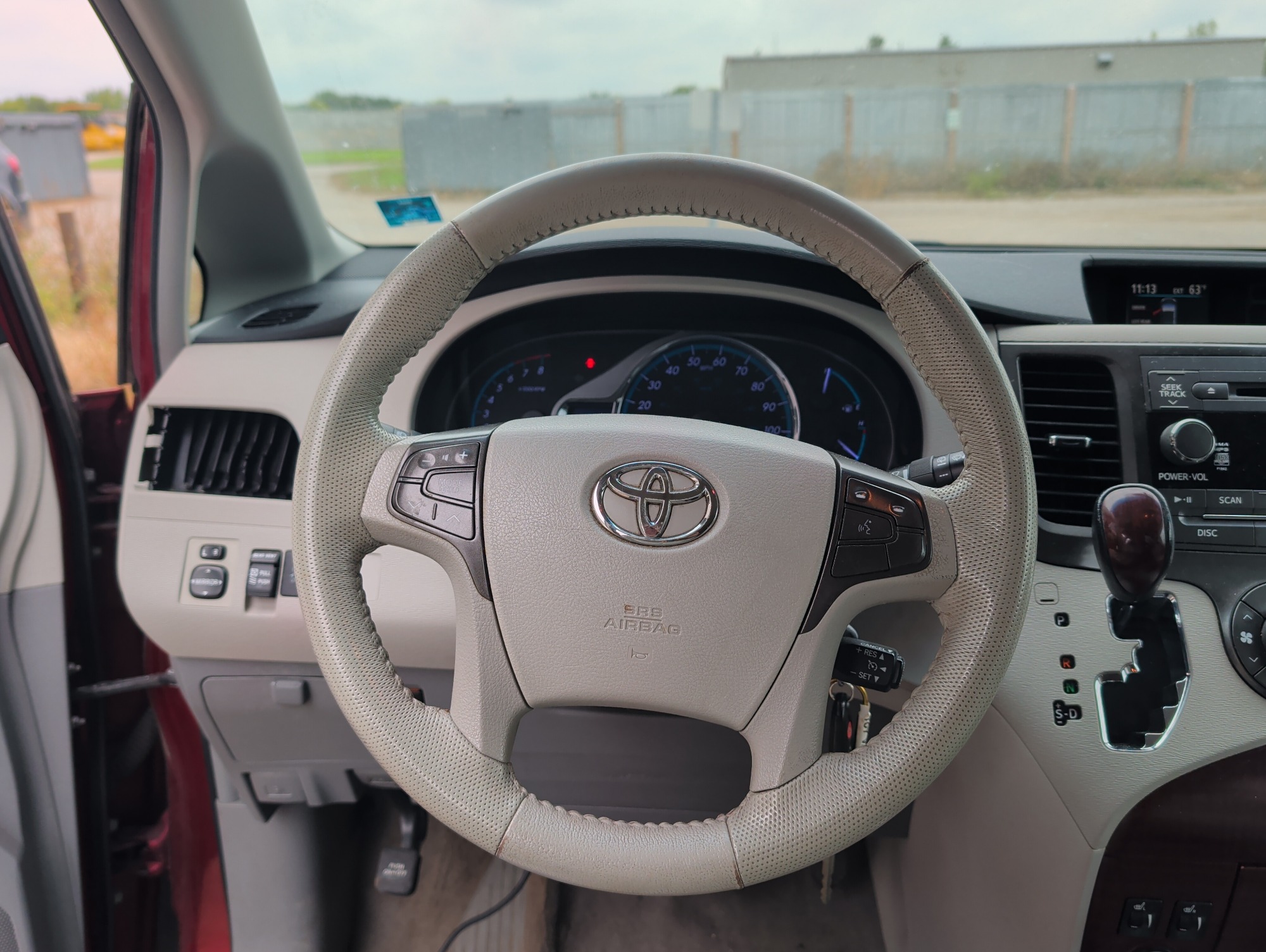 2011 toyota sienna limited-7-pass-v6 with 217246 miles for sale near elk-river, minnesota 106553_33_dash_from_driver.jpg