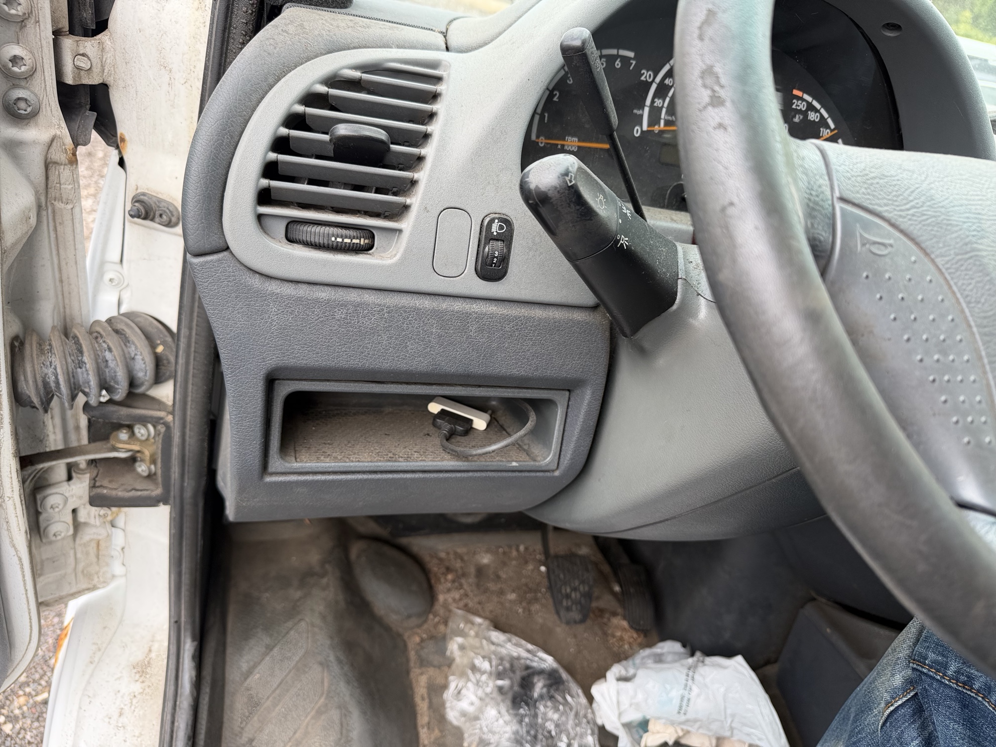 2006 dodge sprinter-wagon 2500-high-ceiling-140-in.-wb for sale near elk-river, minnesota 106555_37_left_of_steering_wheel.jpg