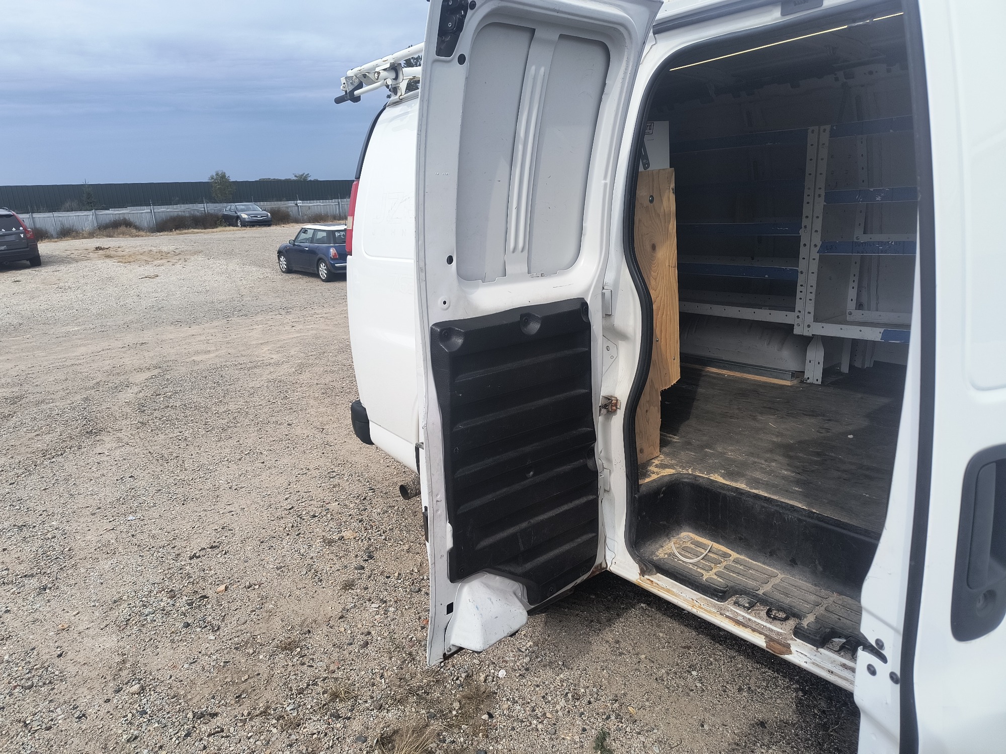 2014 chevrolet express 2500-cargo with 199160 miles for sale near elk-river, minnesota 106556_30_pass_rear_door_panel.jpg