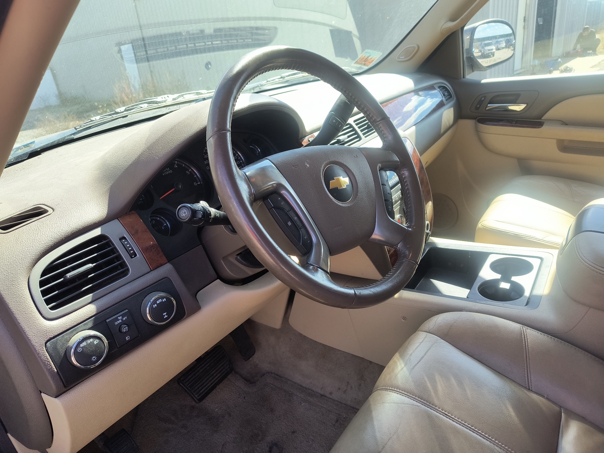 2013 chevrolet suburban ltz-1500-4wd with 215158 miles for sale near elk-river, minnesota 106563_37_left_of_steering_wheel.jpg