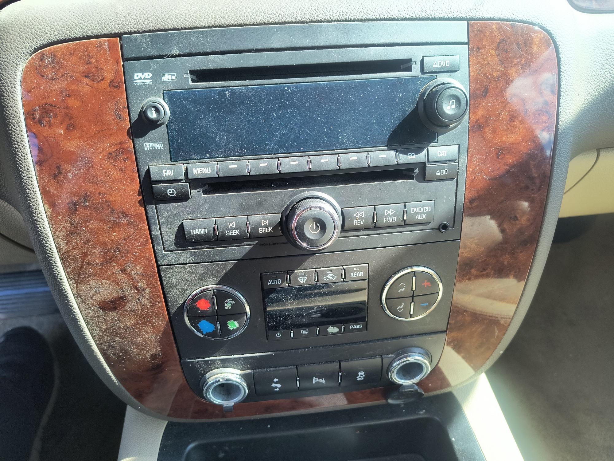 2013 chevrolet suburban ltz-1500-4wd with 215158 miles for sale near elk-river, minnesota 106563_39_radio_closeup.jpg