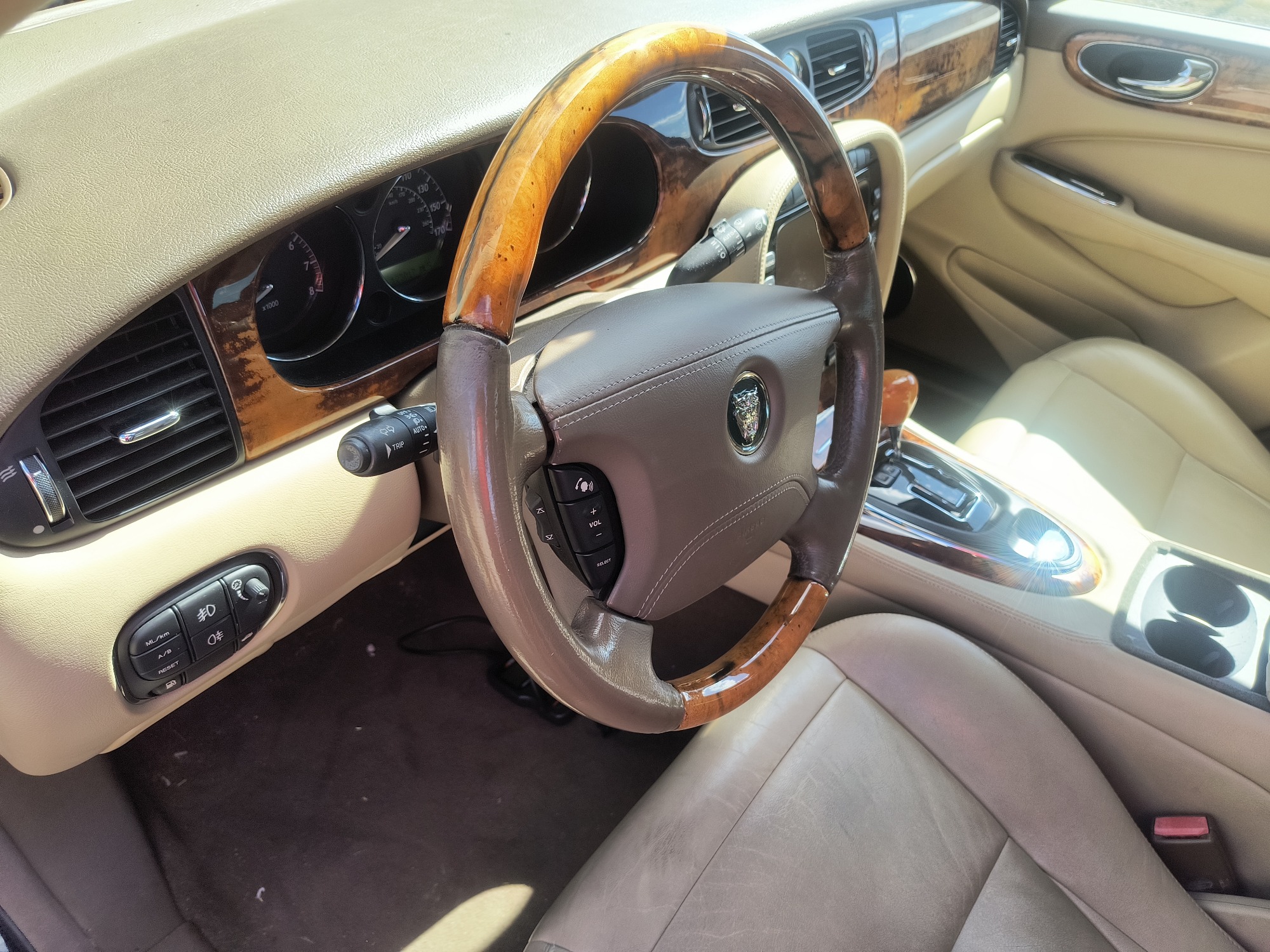 2005 jaguar xj-series xj8l with 123017 miles for sale near elk-river, minnesota 106564_37_left_of_steering_wheel.jpg