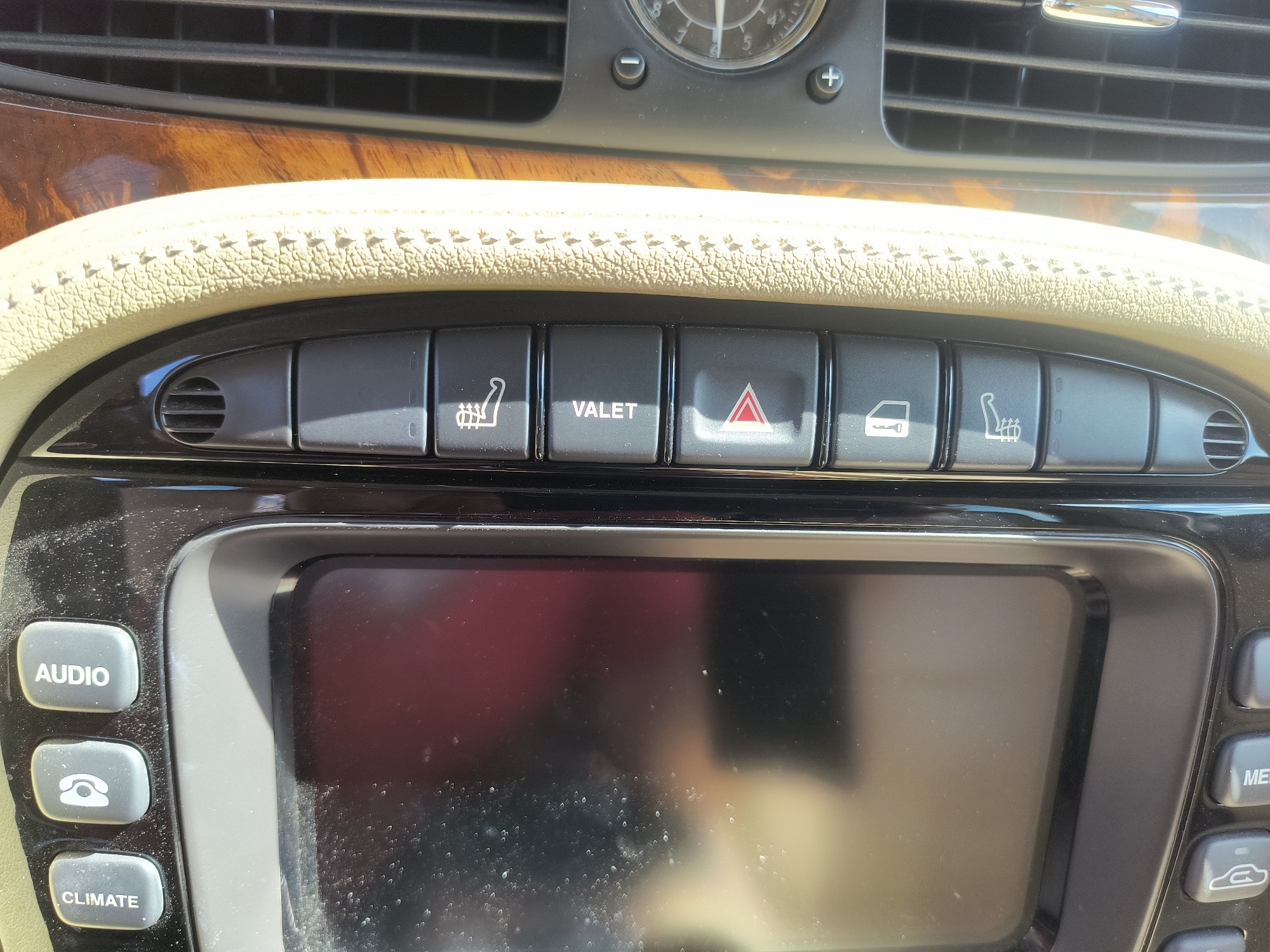 2005 jaguar xj-series xj8l with 123017 miles for sale near elk-river, minnesota 106564_42_heated_seat_switches.jpg