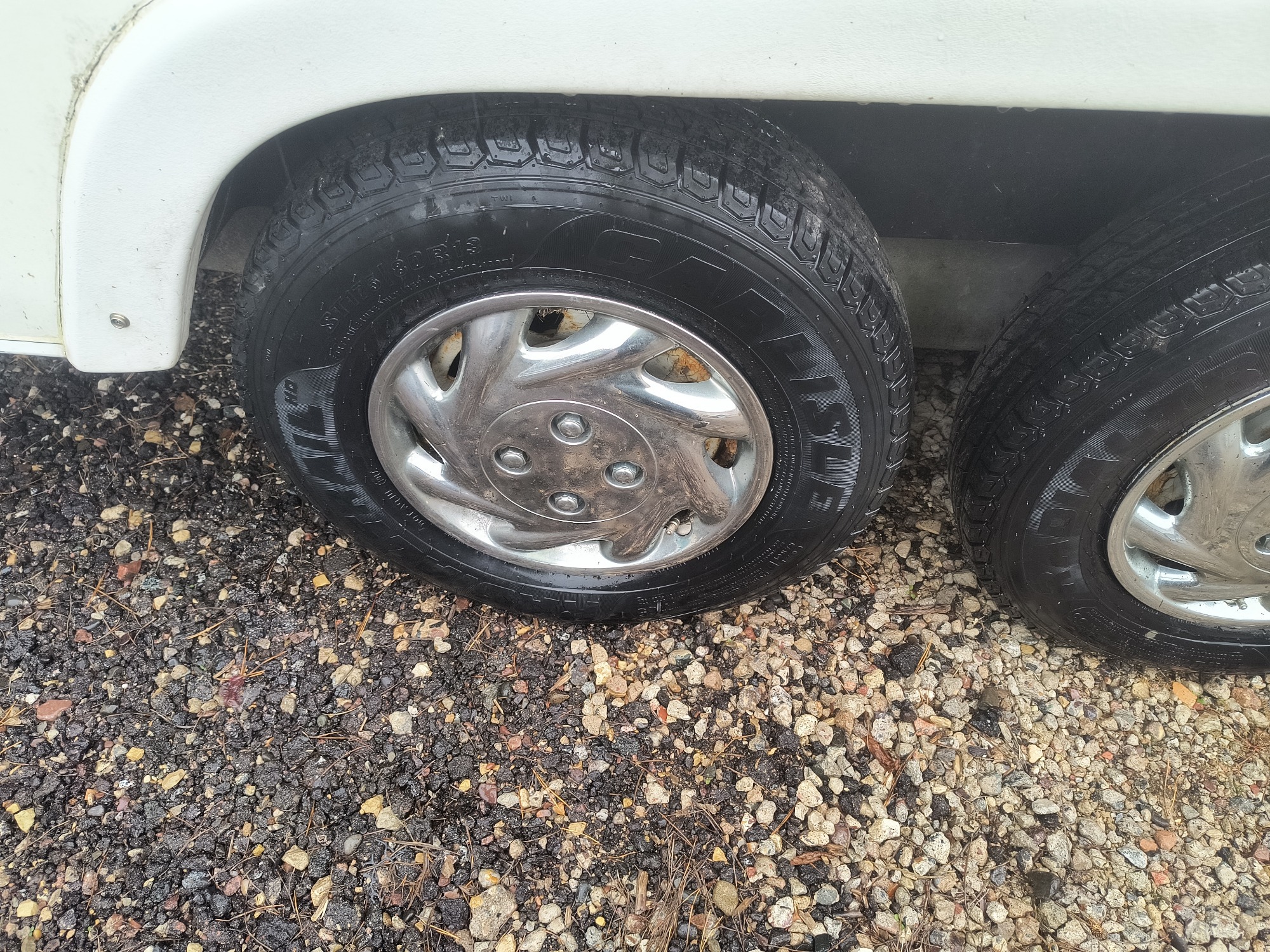 1998 aerolite travel-trailer - for sale near Elk River, Minnesota 106566_13_rear_drv_wheel.jpg