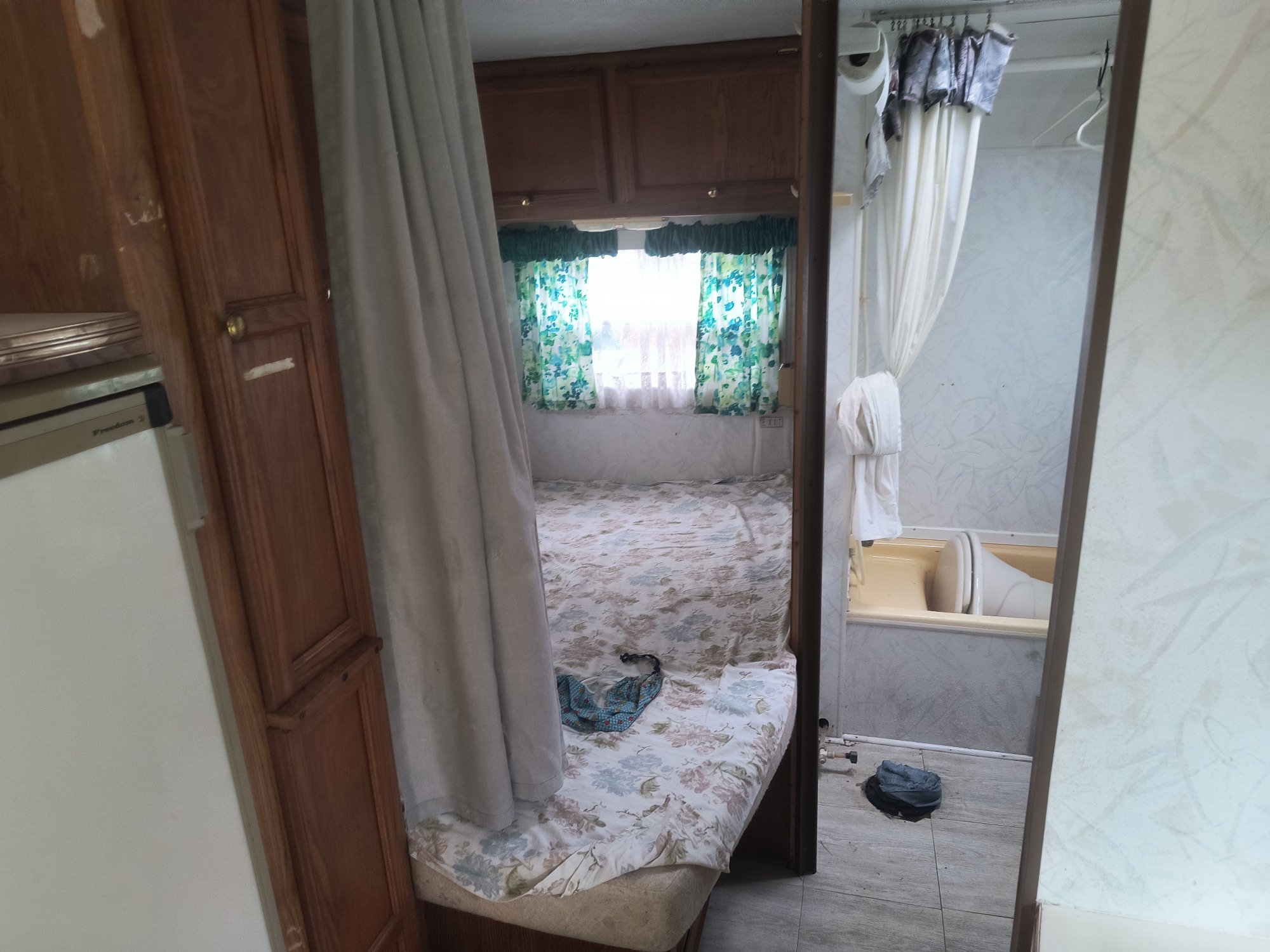 1998 aerolite travel-trailer - for sale near Elk River, Minnesota 106566_25_drv_rear_door_panel.jpg