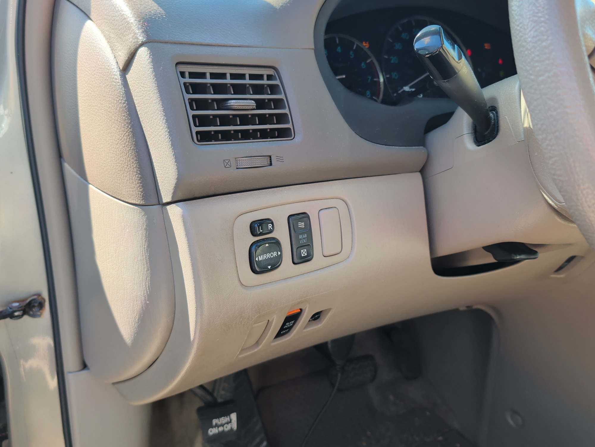 2006 toyota sienna le-7-passenger with 274406 miles for sale near elk-river, minnesota 106567_37_left_of_steering_wheel.jpg