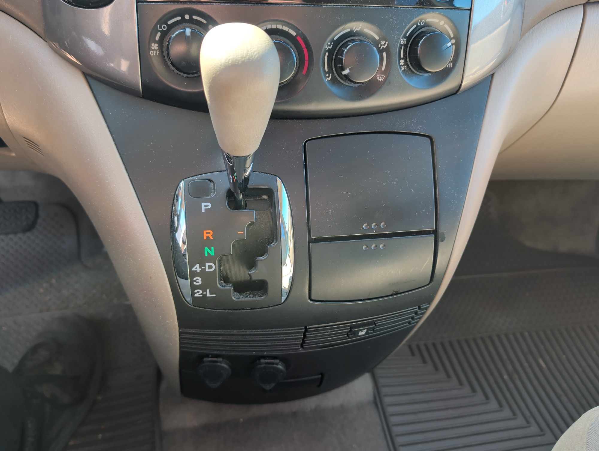 2006 toyota sienna le-7-passenger with 274406 miles for sale near elk-river, minnesota 106567_41_shifter.jpg