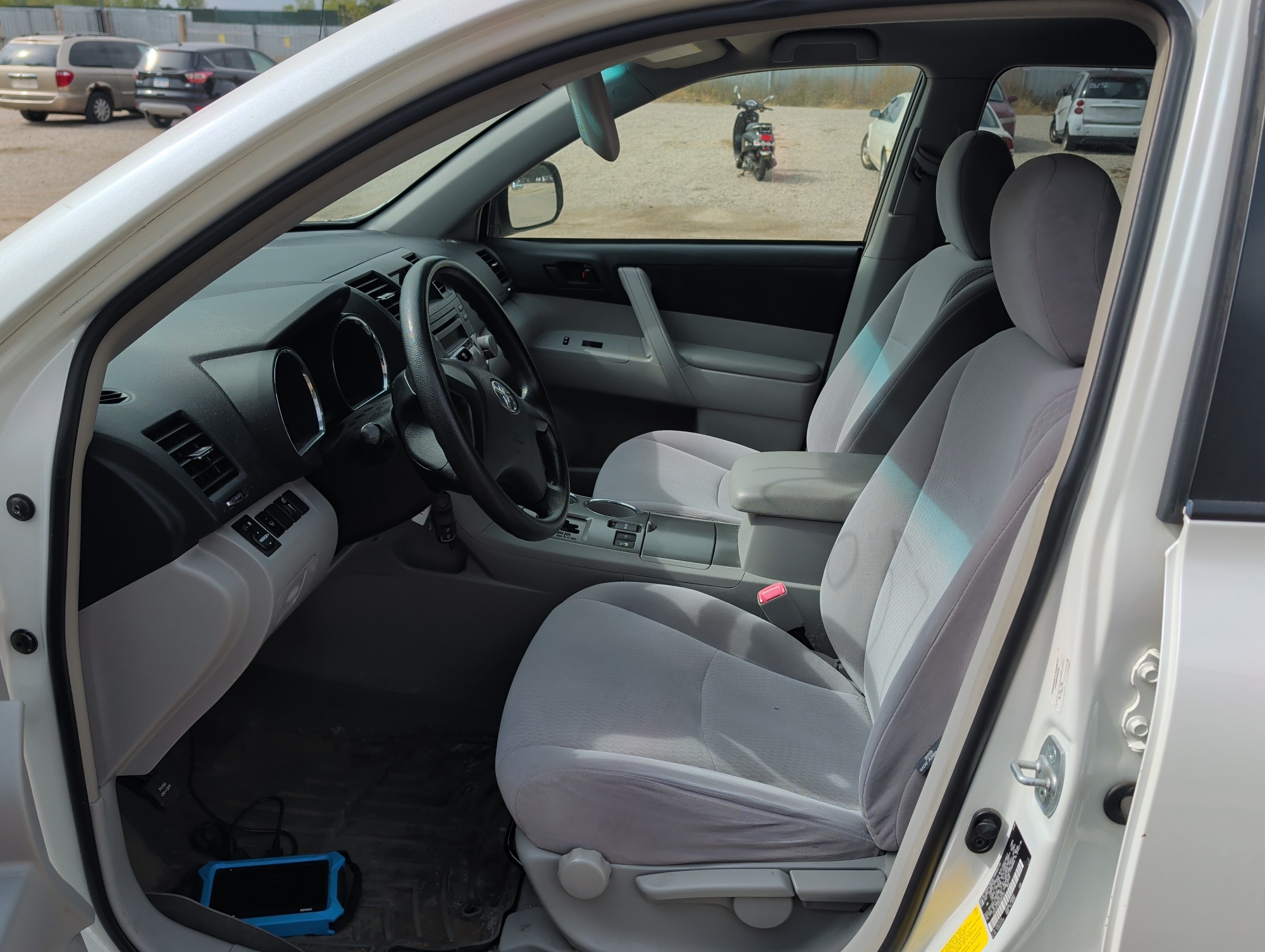 2008 toyota highlander base-4wd with 296754 miles for sale near elk-river, minnesota 106570_22_driver_seat.jpg