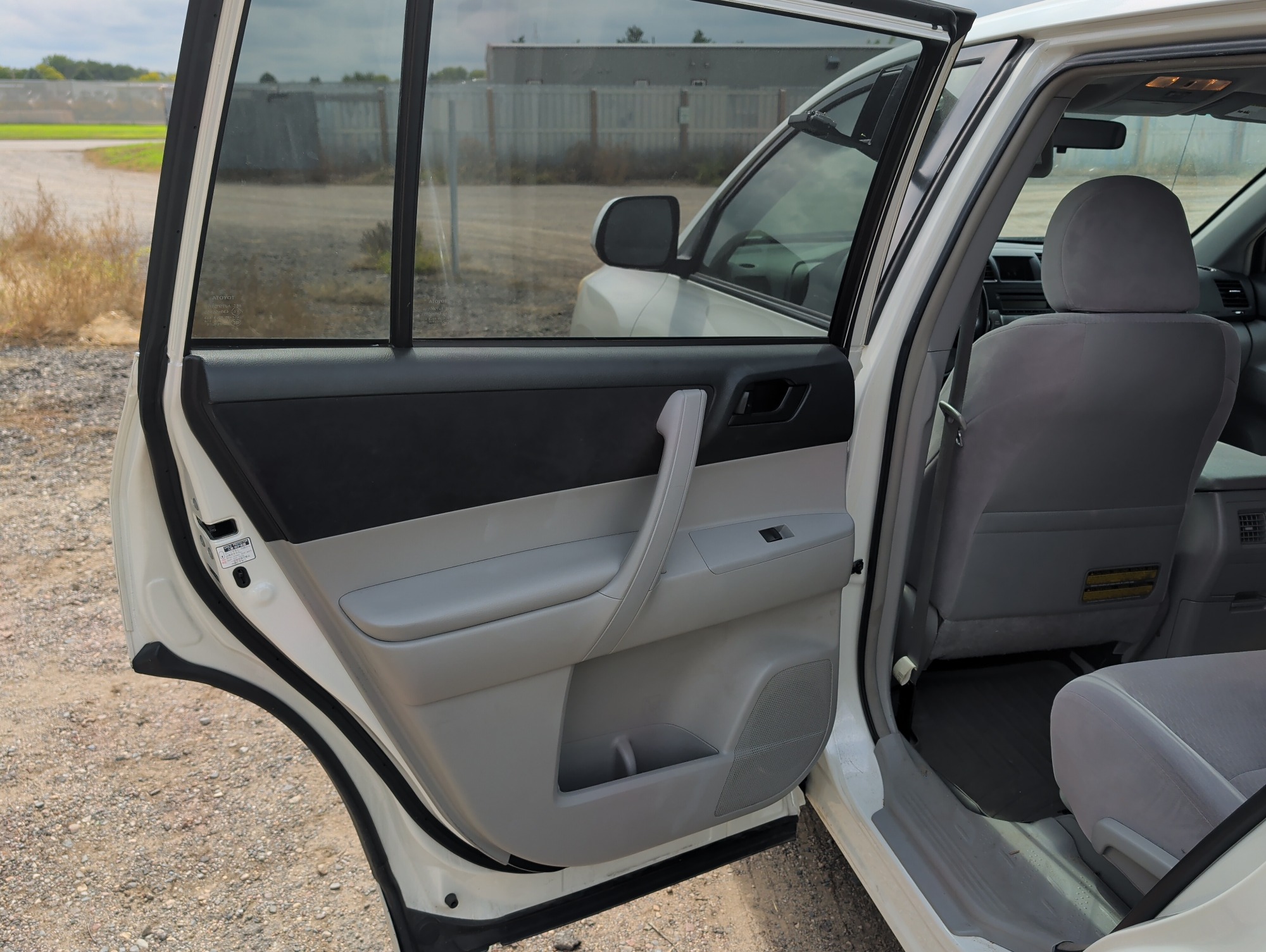 2008 toyota highlander base-4wd with 296754 miles for sale near elk-river, minnesota 106570_25_drv_rear_door_panel.jpg