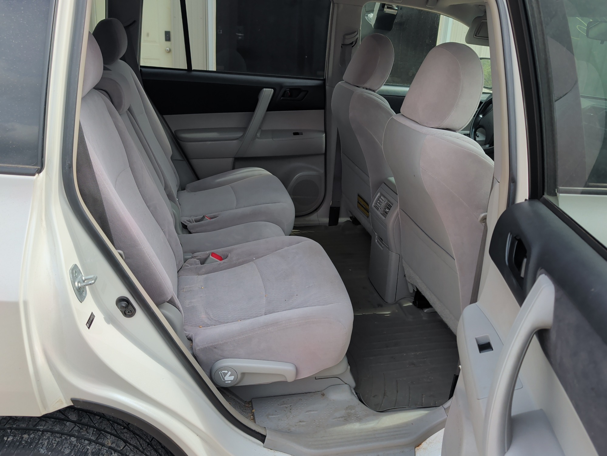 2008 toyota highlander base-4wd with 296754 miles for sale near elk-river, minnesota 106570_28_pass_rear_seat.jpg