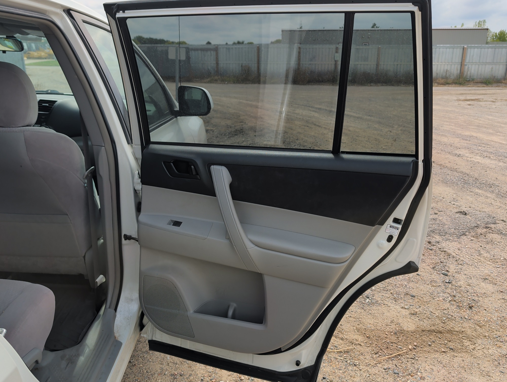 2008 toyota highlander base-4wd with 296754 miles for sale near elk-river, minnesota 106570_30_pass_rear_door_panel.jpg