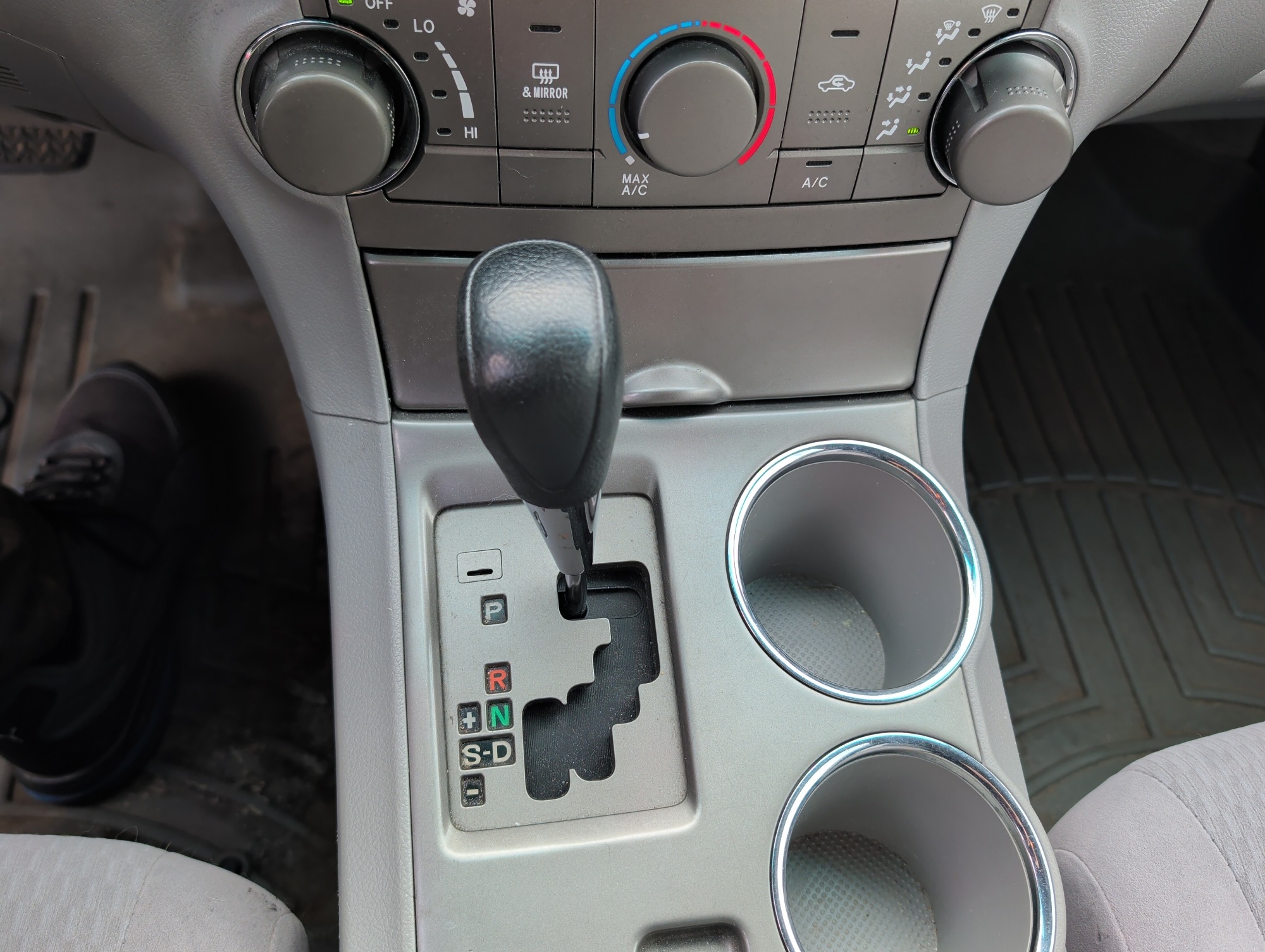 2008 toyota highlander base-4wd with 296754 miles for sale near elk-river, minnesota 106570_41_shifter.jpg