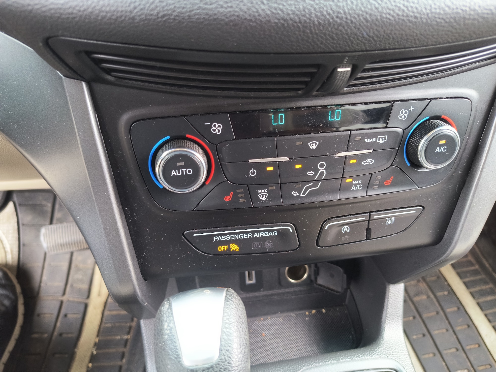 2017 ford escape se-4wd with 175150 miles for sale near Elk River, Minnesota 106576_40_climate_control.jpg