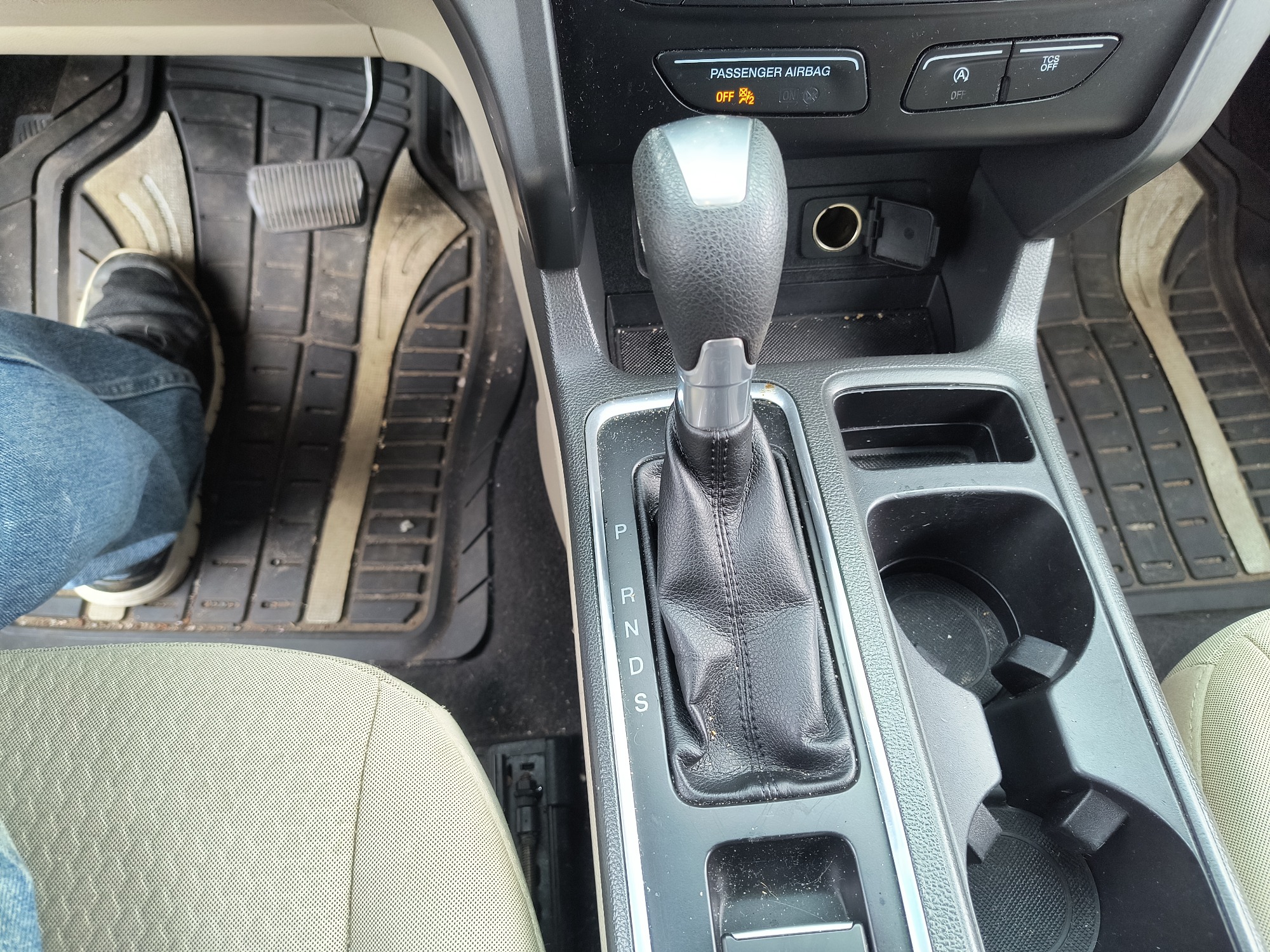 2017 ford escape se-4wd with 175150 miles for sale near Elk River, Minnesota 106576_41_shifter.jpg