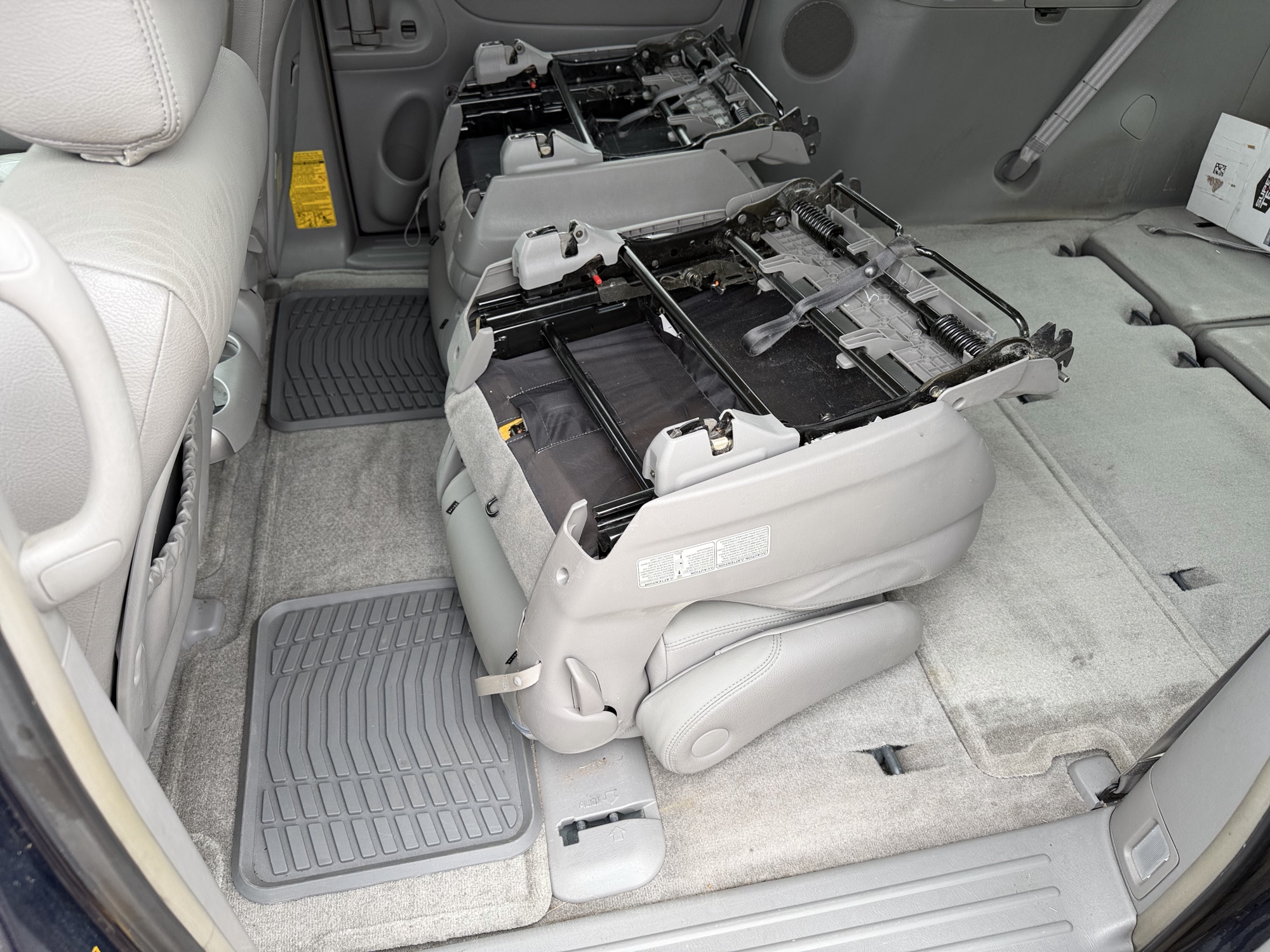 2006 toyota sienna le-7-passenger with 96729 miles for sale near Elk River, Minnesota 106581_24_drv_rear_seat.jpg