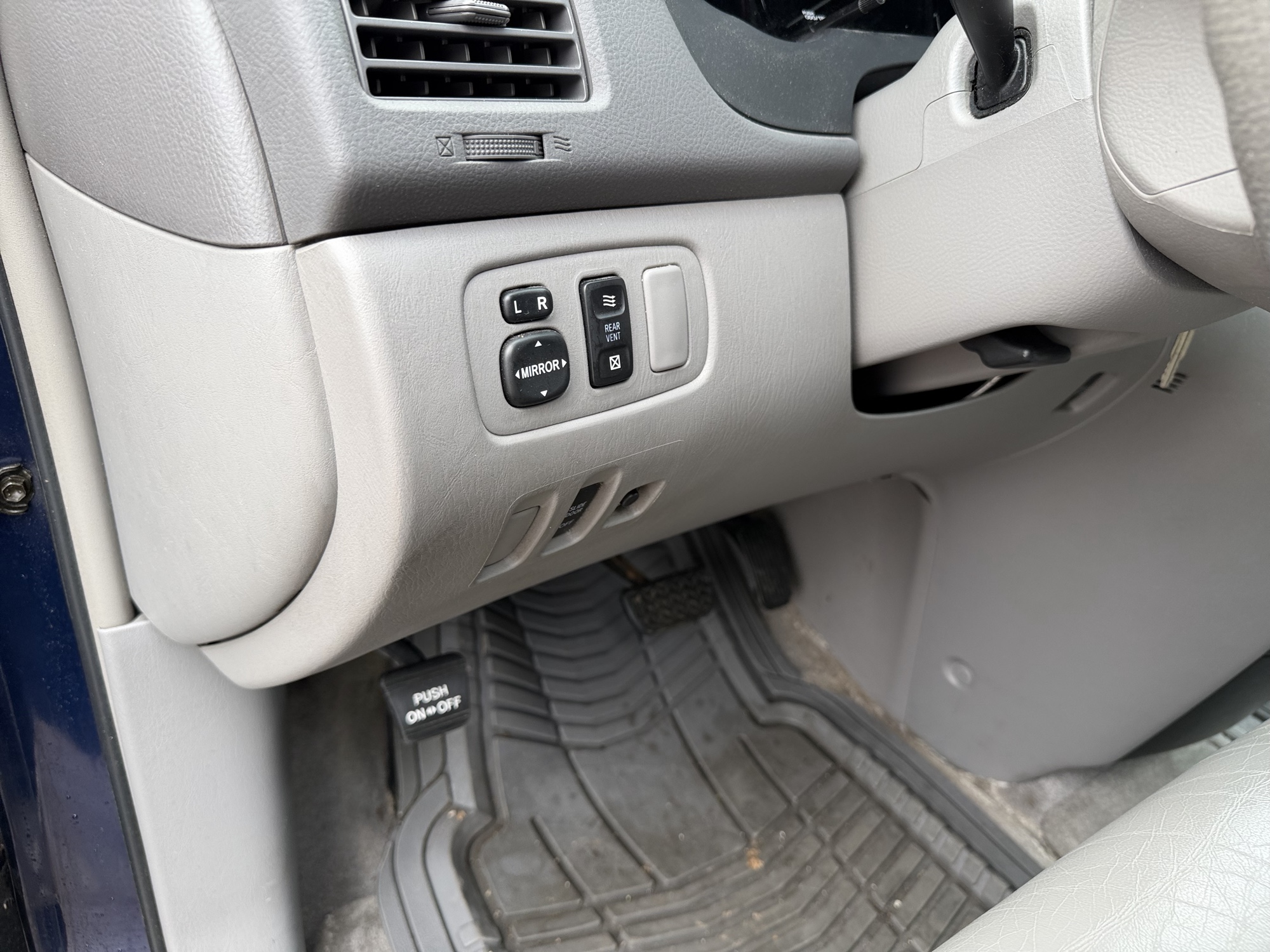 2006 toyota sienna le-7-passenger with 96729 miles for sale near Elk River, Minnesota 106581_37_left_of_steering_wheel.jpg
