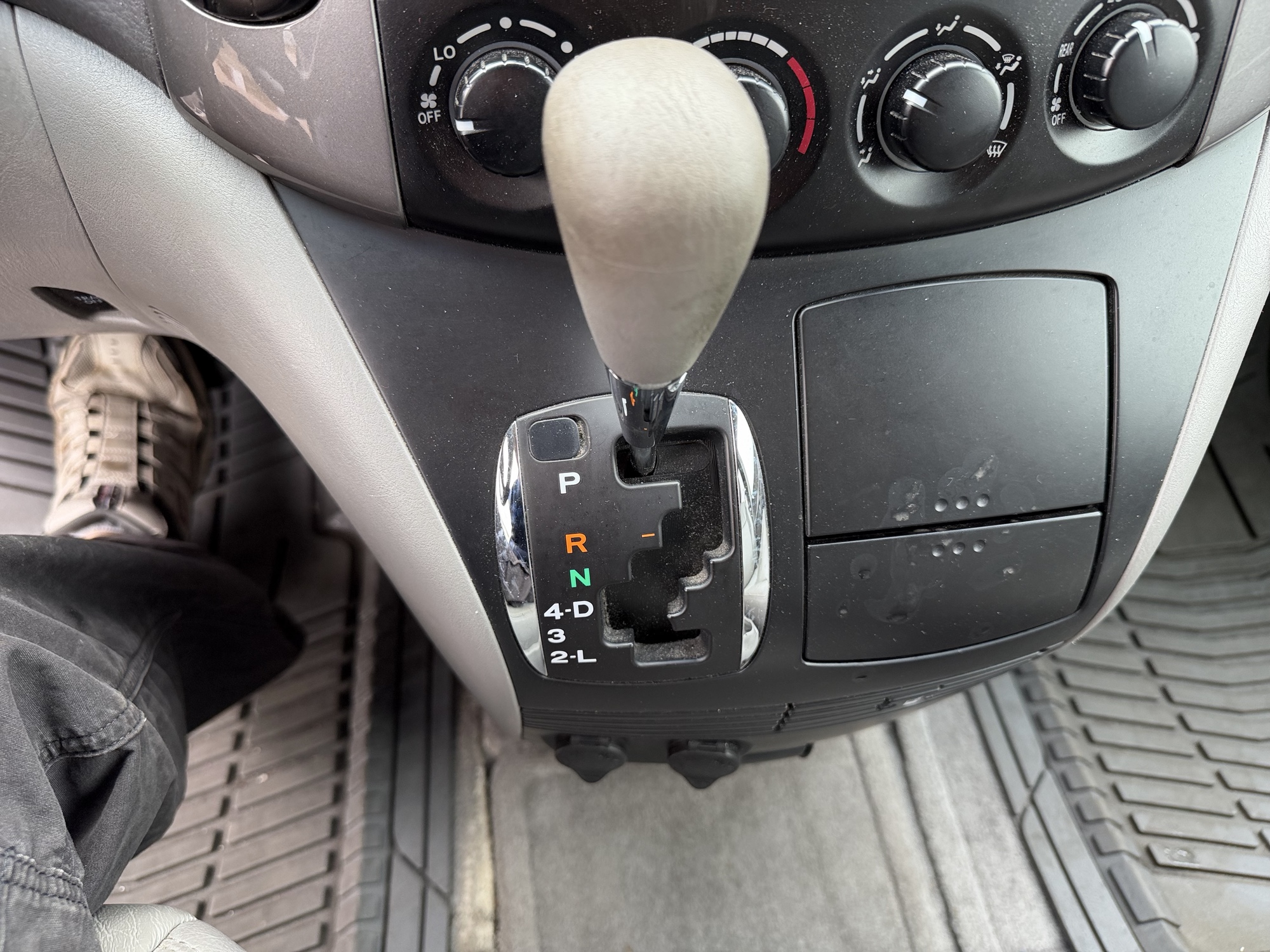 2006 toyota sienna le-7-passenger with 96729 miles for sale near Elk River, Minnesota 106581_41_shifter.jpg