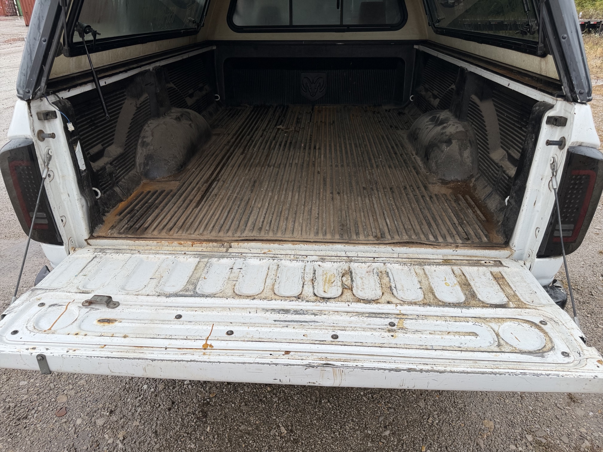 2008 dodge ram-1500 st-2wd with 146554 miles for sale near St. Louis, Missouri 106583_26_trunk.jpg