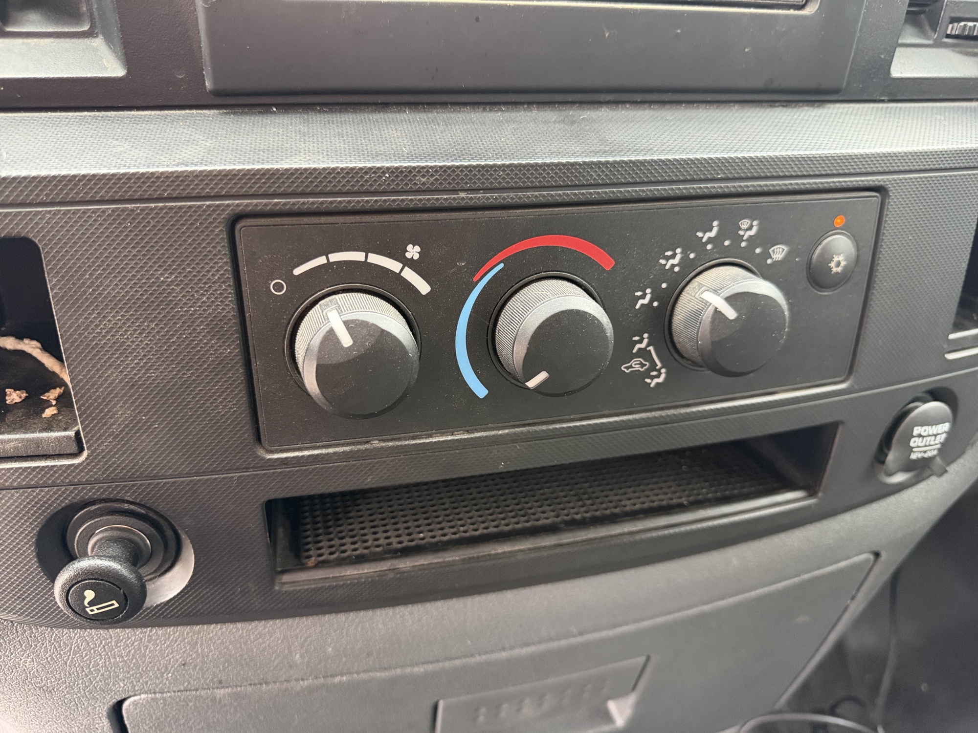 2008 dodge ram-1500 st-2wd with 146554 miles for sale near St. Louis, Missouri 106583_40_climate_control.jpg