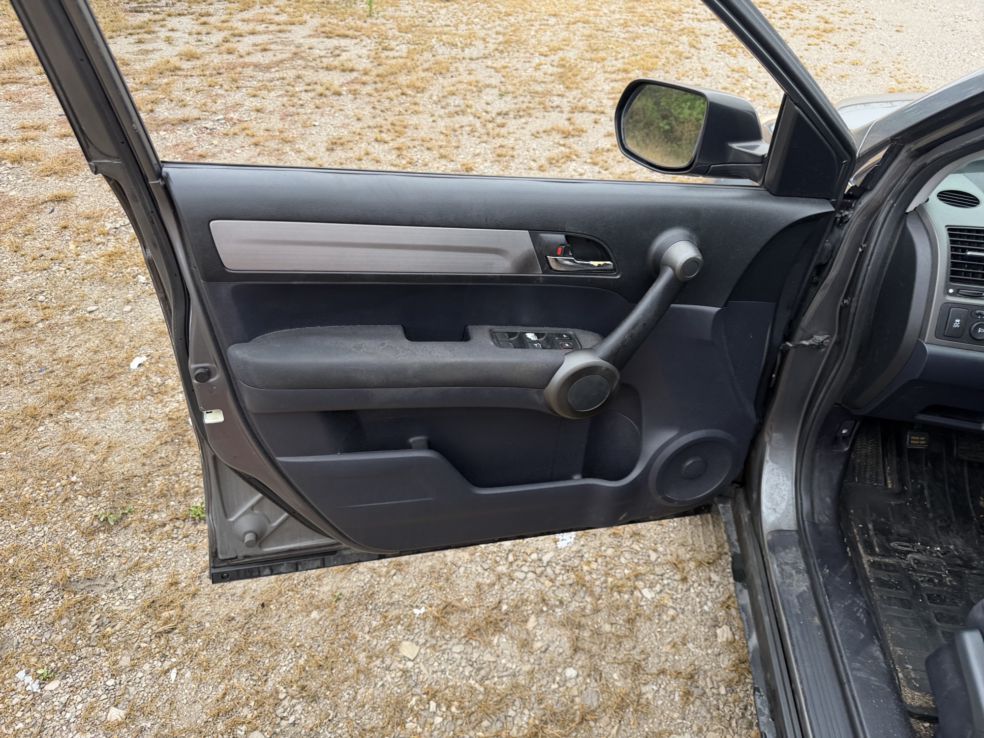 2011 honda cr-v lx-2wd-5-speed-at with 323616 miles for sale near St. Louis, Missouri 106584_23_driver_door_panel.jpg