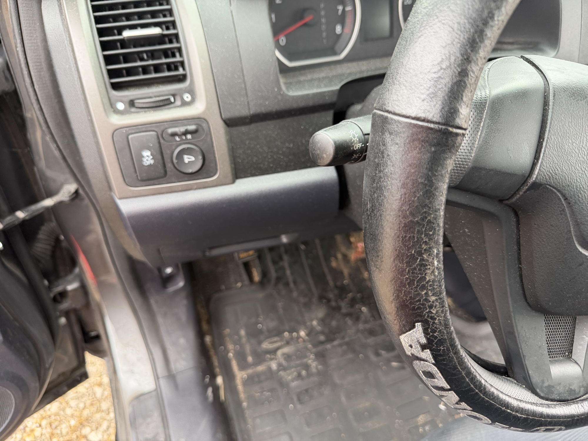 2011 honda cr-v lx-2wd-5-speed-at with 323616 miles for sale near St. Louis, Missouri 106584_37_left_of_steering_wheel.jpg
