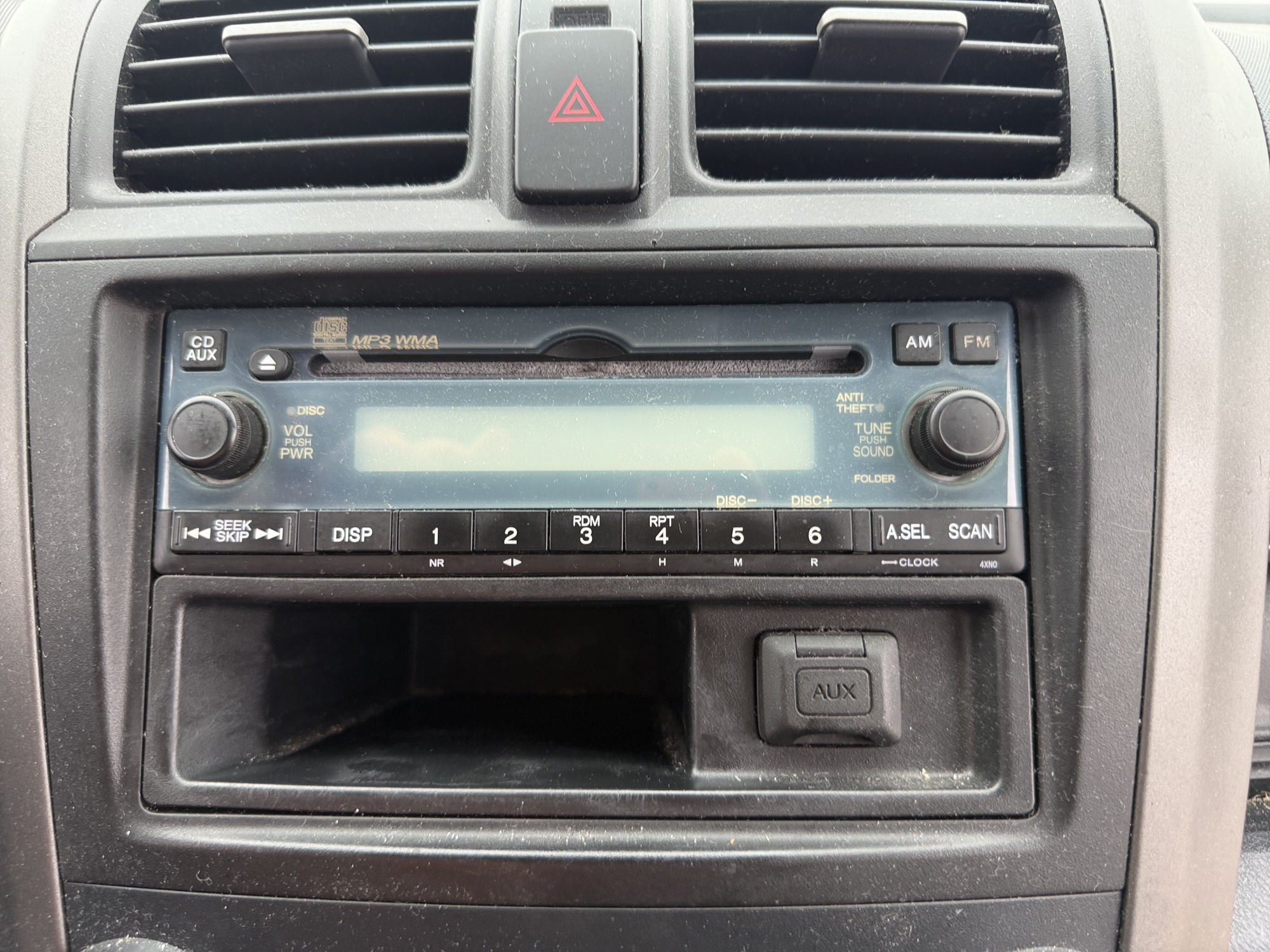 2011 honda cr-v lx-2wd-5-speed-at with 323616 miles for sale near St. Louis, Missouri 106584_39_radio_closeup.jpg
