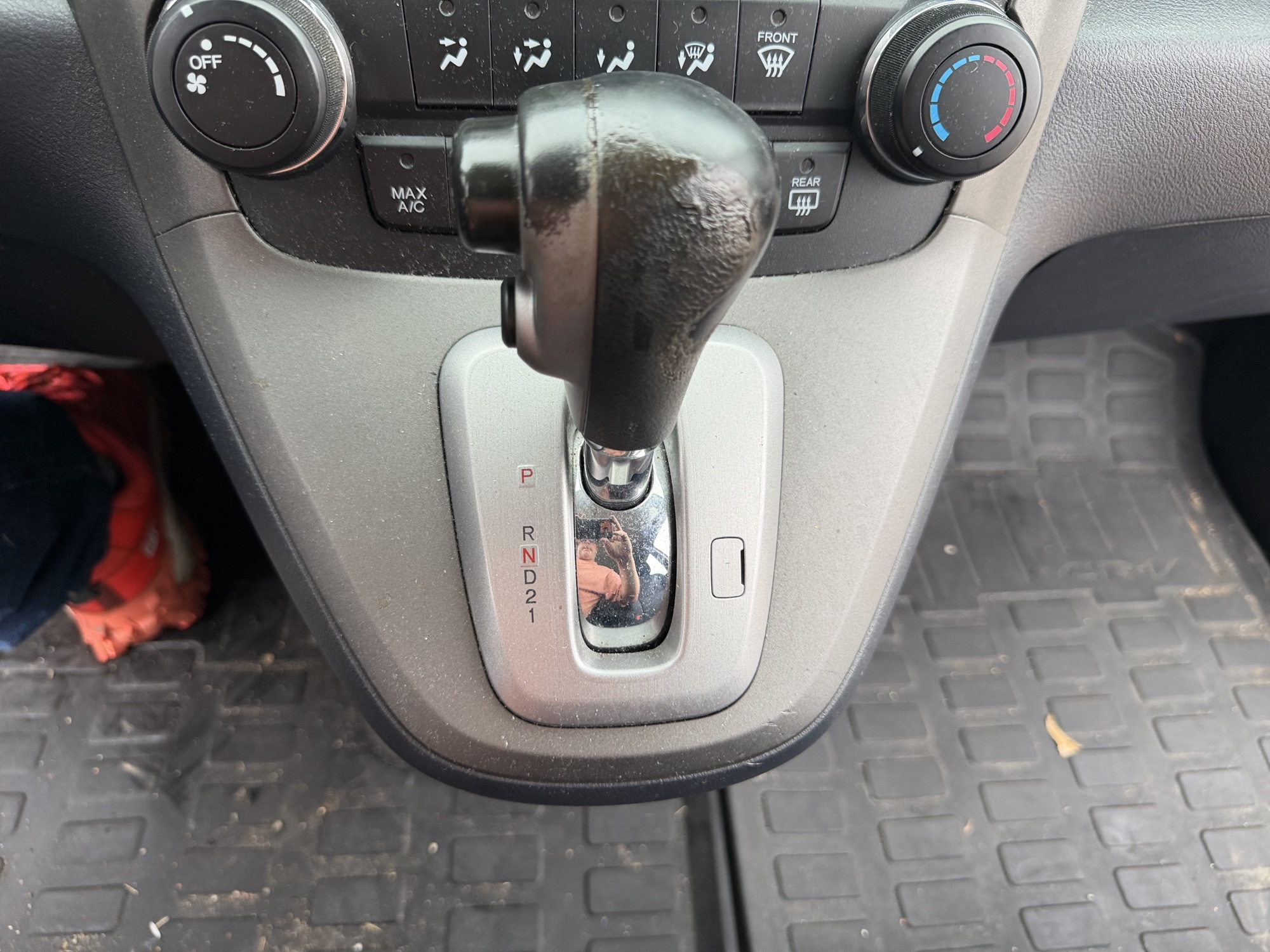 2011 honda cr-v lx-2wd-5-speed-at with 323616 miles for sale near St. Louis, Missouri 106584_41_shifter.jpg
