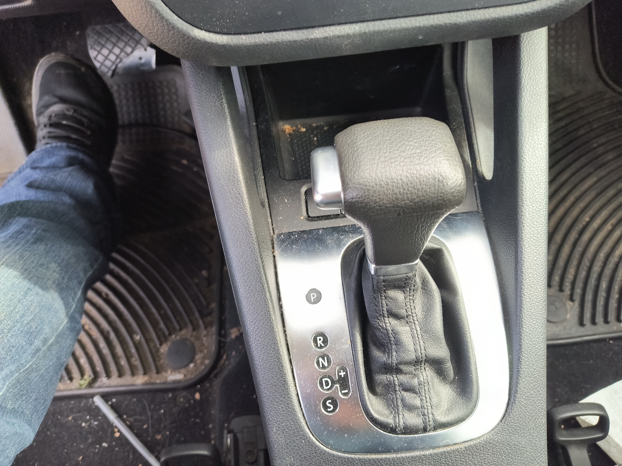 2010 volkswagen jetta s-pzev with 147137 miles for sale near Elk River, Minnesota 106585_41_shifter.jpg