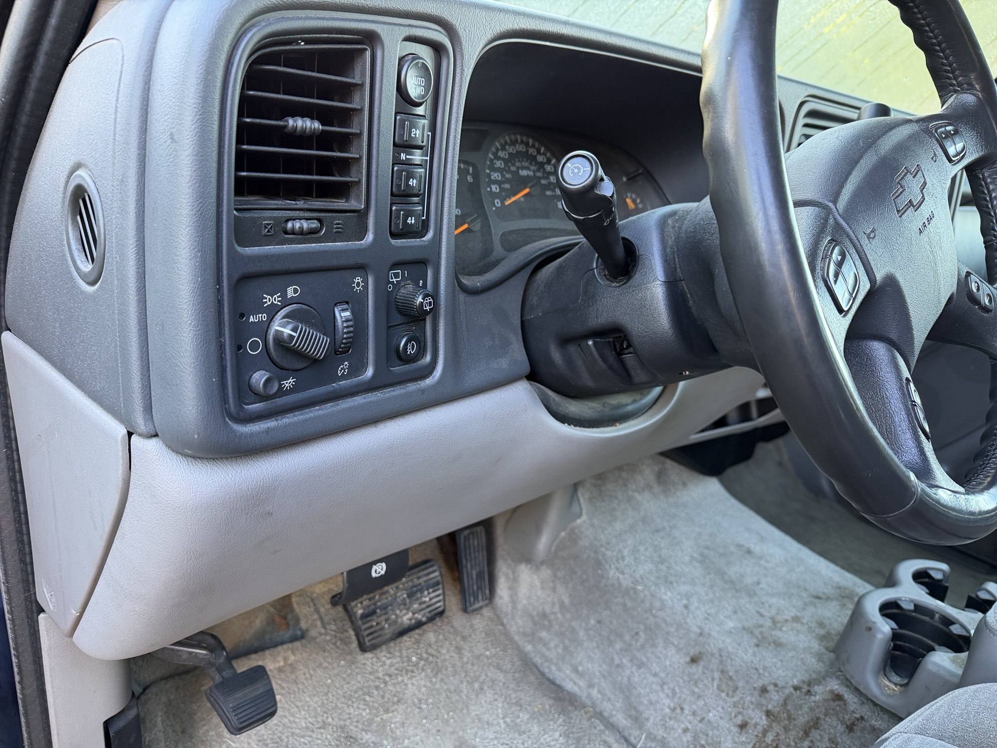2003 chevrolet tahoe 4wd with 168168 miles for sale near Elk River, Minnesota 106589_37_left_of_steering_wheel.jpg