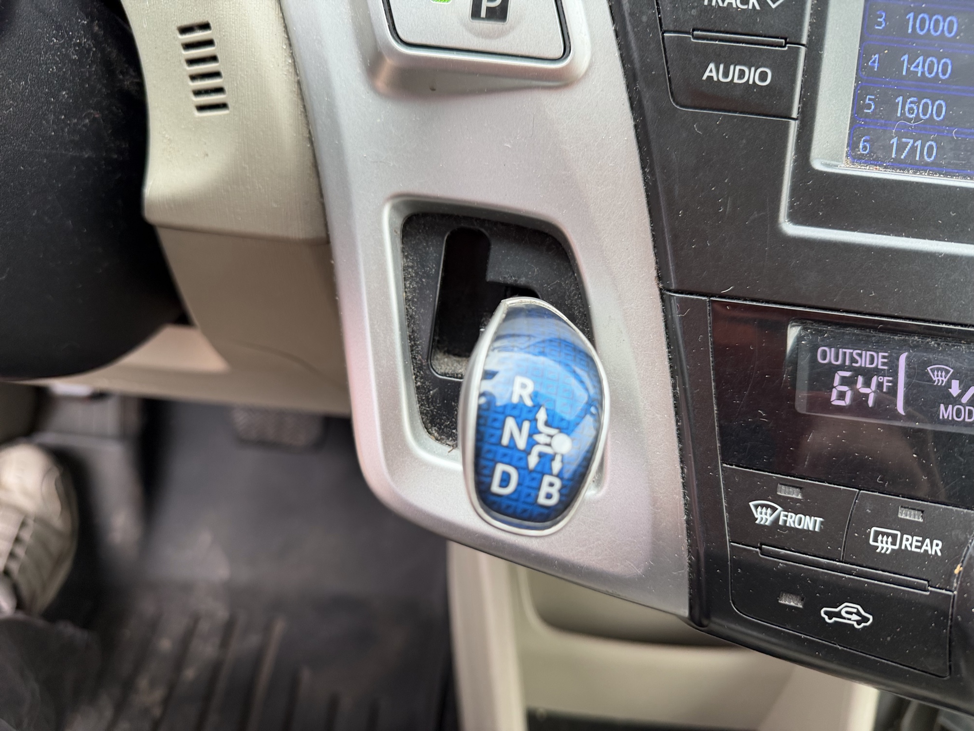 2014 toyota prius-v three with 202610 miles for sale near Elk River, Minnesota 106593_41_shifter.jpg