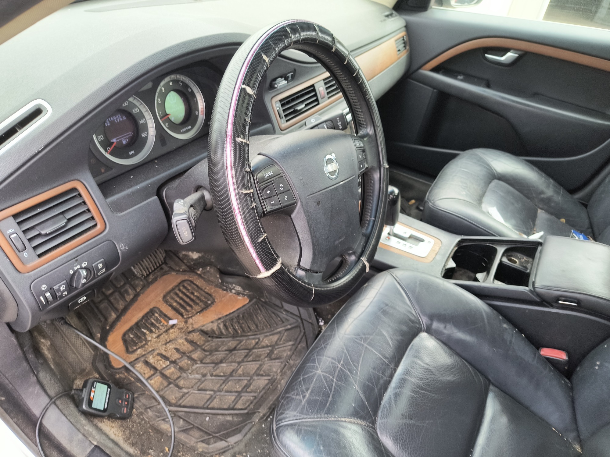 2009 volvo s80 3.2 with 216843 miles for sale near Elk River, Minnesota 106599_37_left_of_steering_wheel.jpg