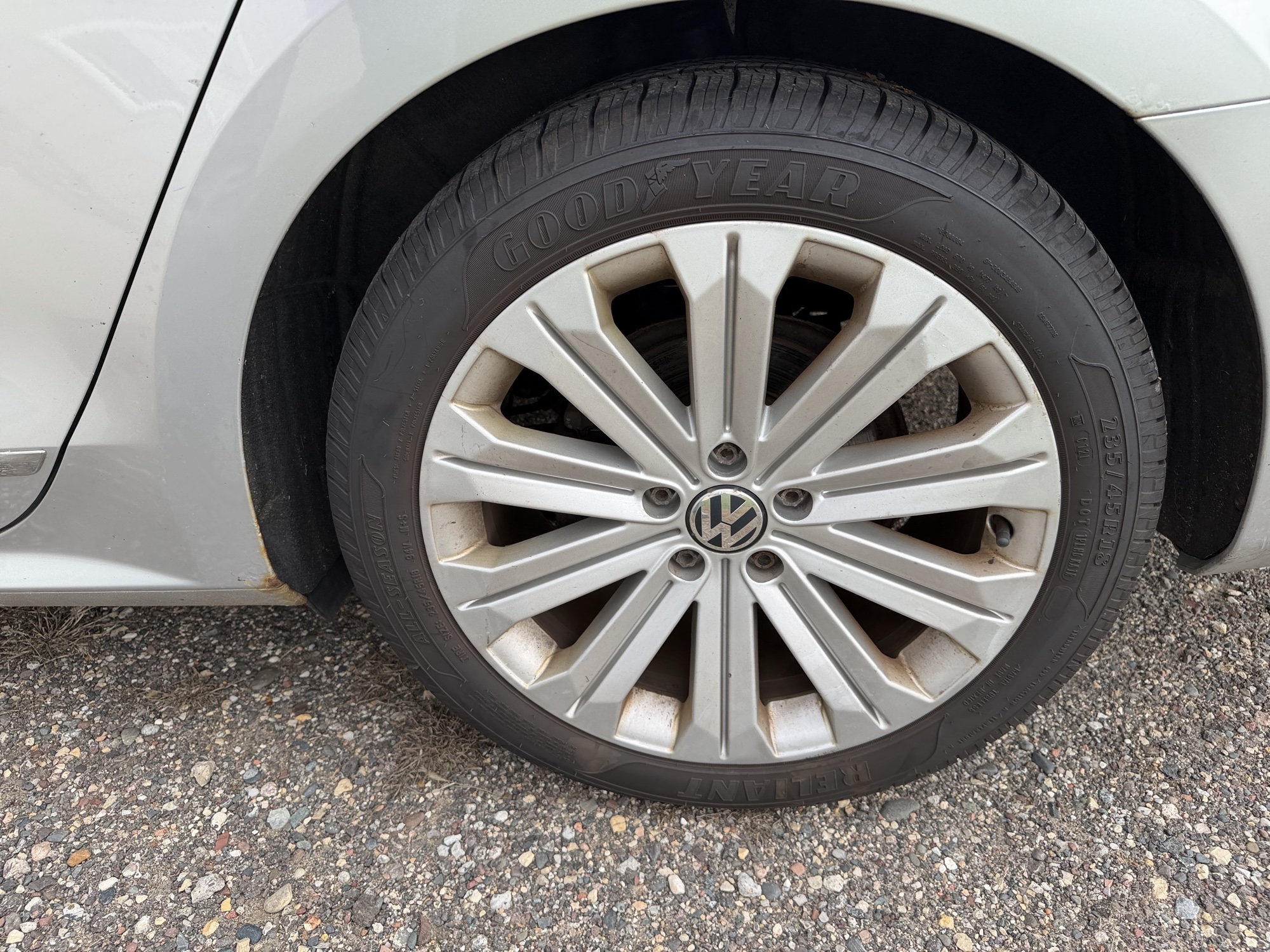 2013 volkswagen passat 2.5l-sel with 160900 miles for sale near Elk River, Minnesota 106607_13_rear_drv_wheel.jpg