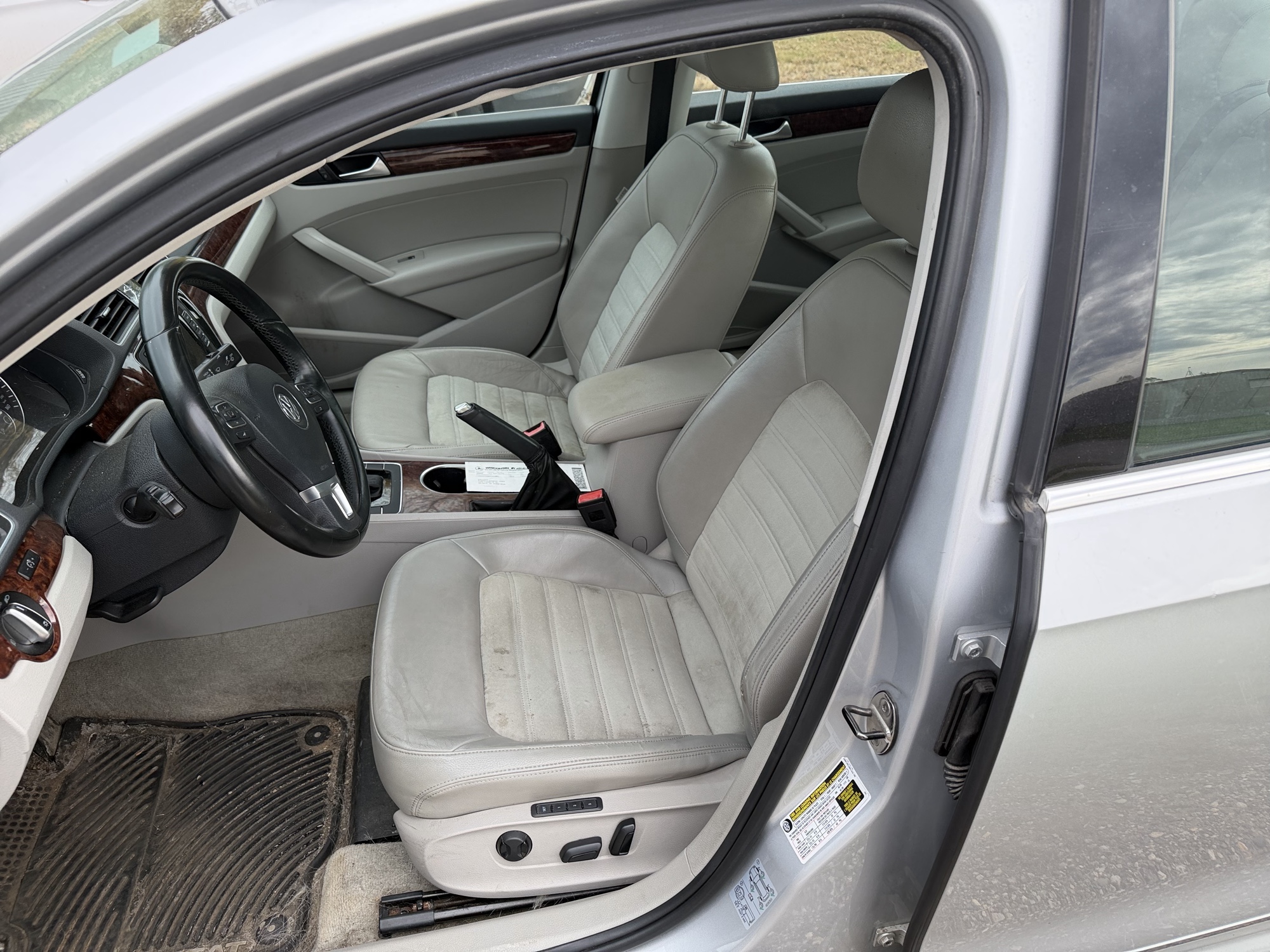 2013 volkswagen passat 2.5l-sel with 160900 miles for sale near Elk River, Minnesota 106607_22_driver_seat.jpg