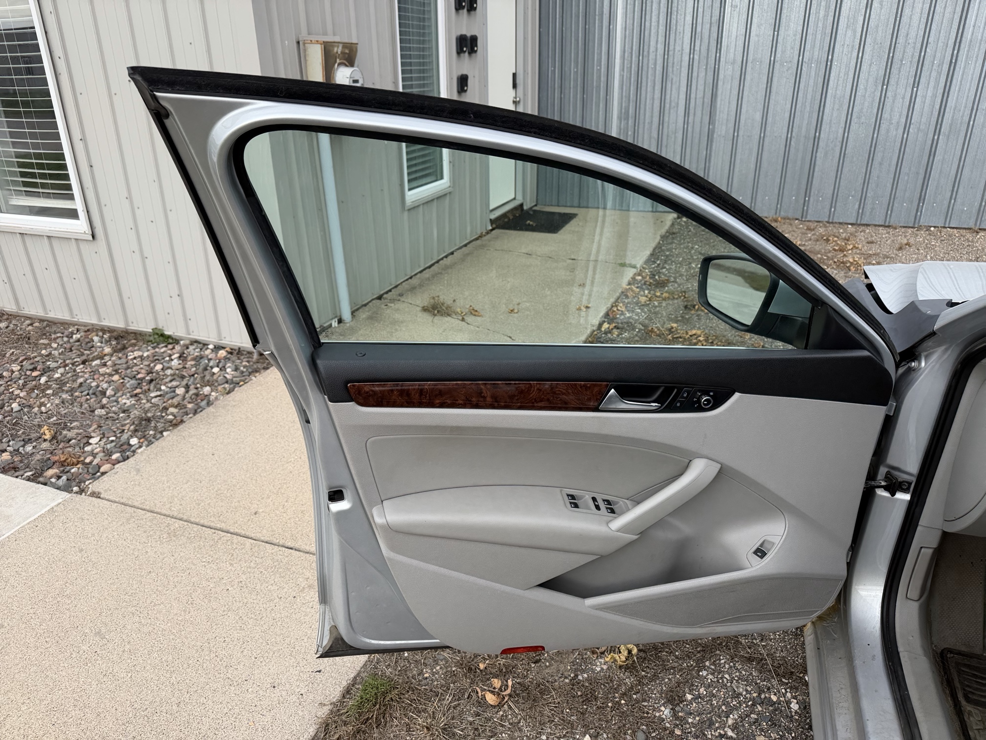 2013 volkswagen passat 2.5l-sel with 160900 miles for sale near Elk River, Minnesota 106607_23_driver_door_panel.jpg