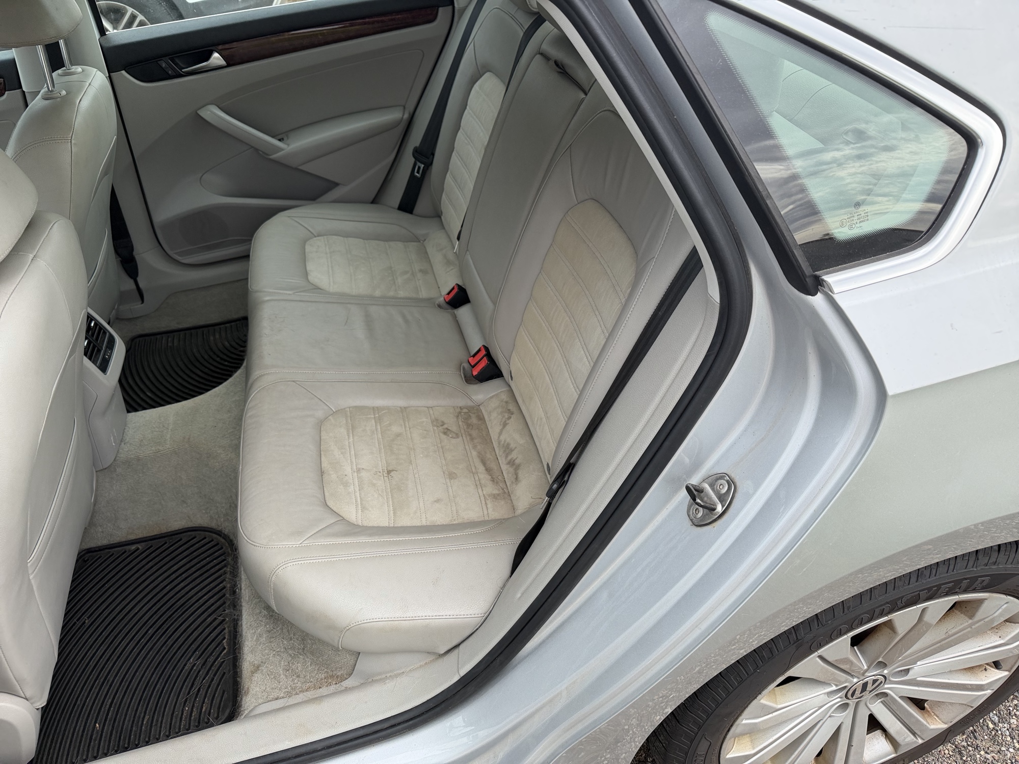 2013 volkswagen passat 2.5l-sel with 160900 miles for sale near Elk River, Minnesota 106607_24_drv_rear_seat.jpg